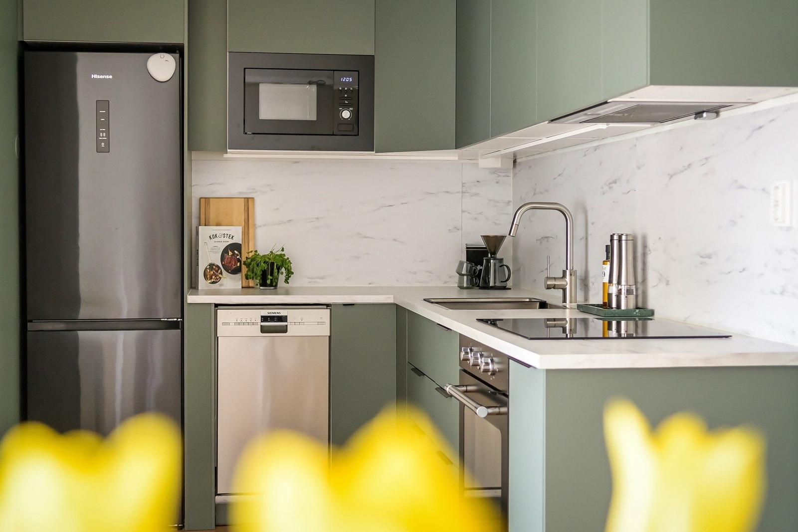 Kjøkkenet ble byttet i 2023 og er fra IKEA. Hvitevarer er fra ikea med unntak av oppvaskmaskinen som er fra Siemens og frittstående kjøleskap fra Hisense. Galleribilde