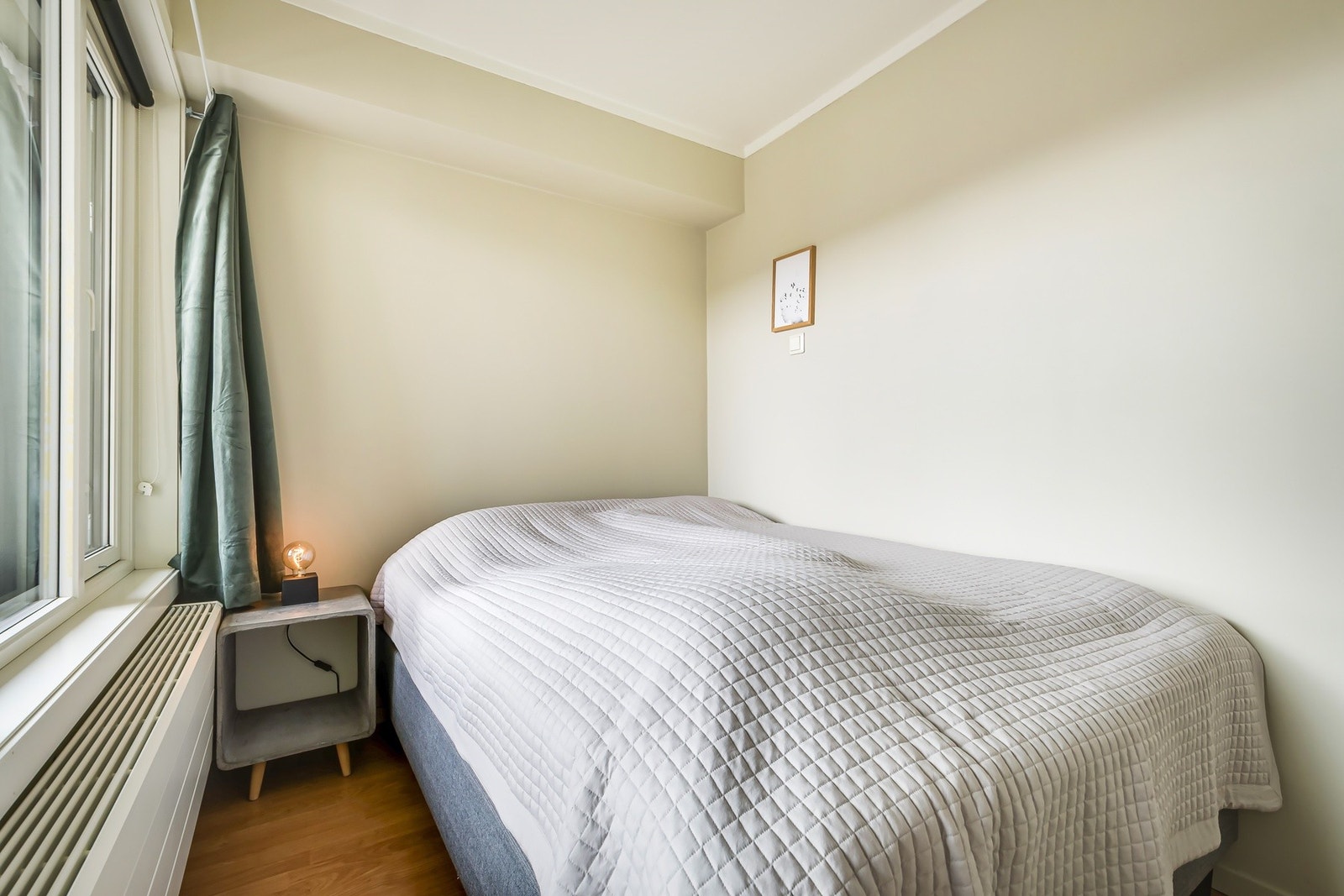 Soverommet har plass til dobbeltseng og nattbord. Eier bruker i dag innvendig bod og skap i entré som garderobeskap. Galleribilde