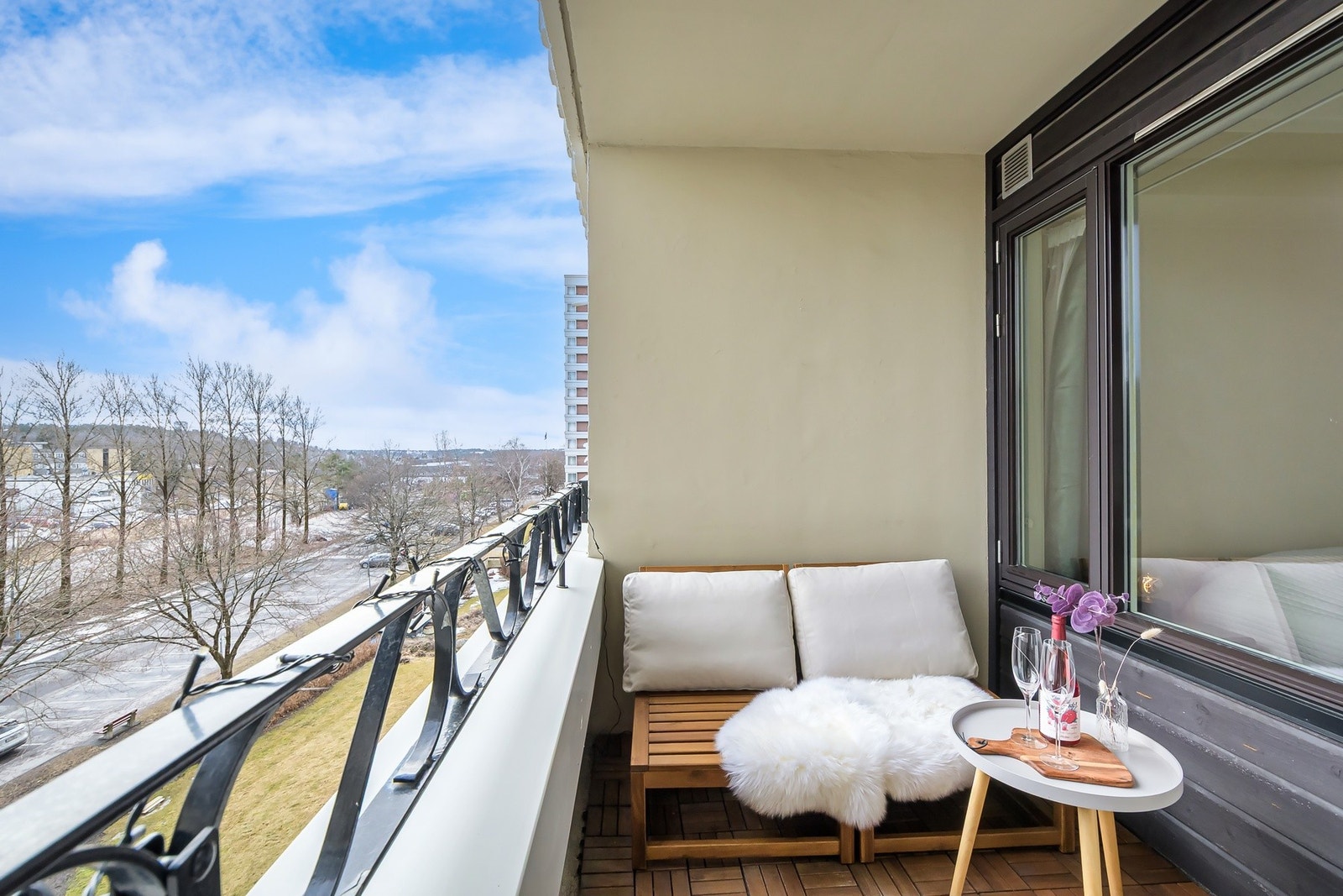 Balkongen er på 6 kvm og vender mot sydøst. Galleribilde