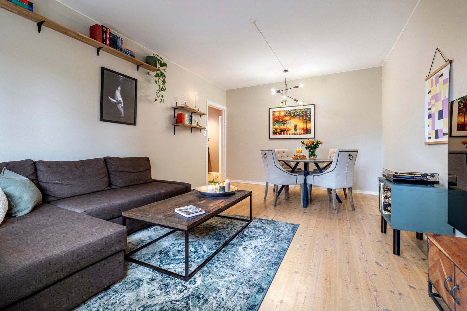 Det er gode møbleringsmuligheter for sofagruppe, TV-anlegg og spisegruppe. Galleribilde