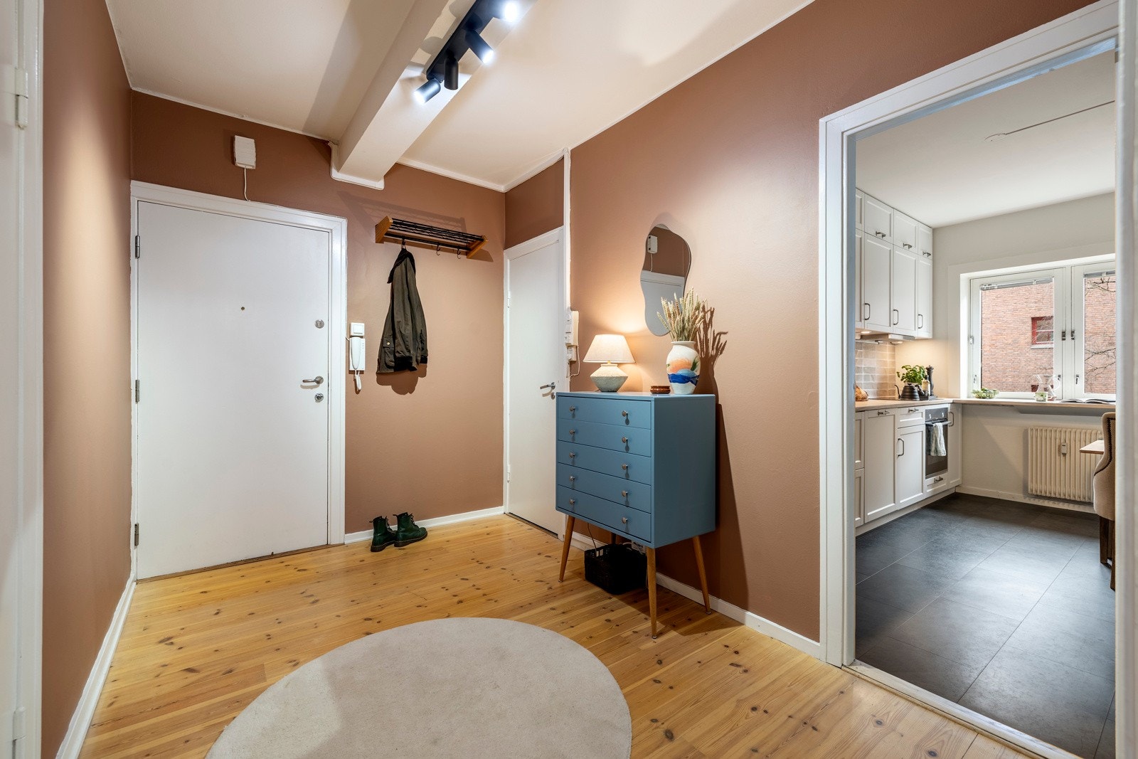 Den innbydende entréen gir et godt førsteinntrykk av leiligheten med malte vegger, tregulv og god plass til ulike garderobeløsninger. Galleribilde