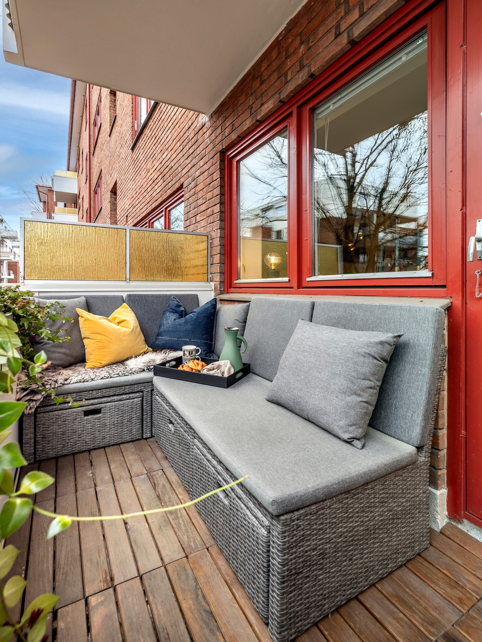 Fra stuen er det utgang til en overbygd balkong på ca. 3,8 kvm. Galleribilde