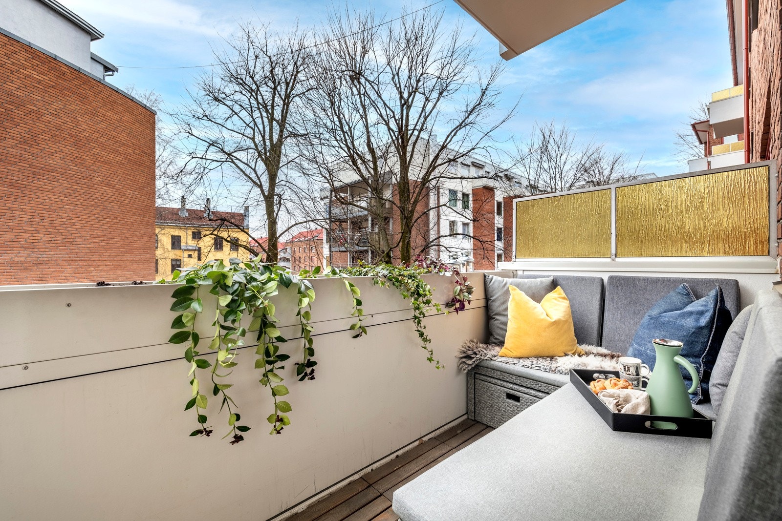 Det er plass til utemøbler, så her kan du nyte solen og den friske luften, enten du vil slappe av med en kopp kafe eller nyte måltider utendørs. Galleribilde