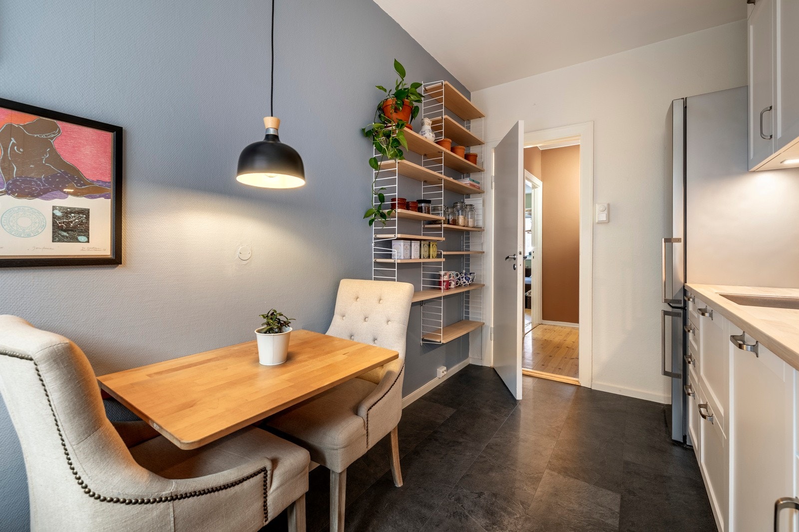 Kjøkkenet er utstyrt med integrerte hvitevarer som stekeovn, induksjonstopp og oppvaskmaskin, mens det er avsatt plass for kjøleskap. Galleribilde