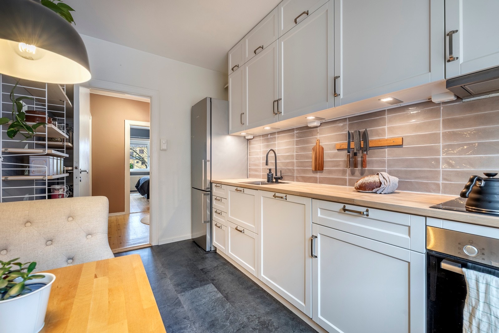 Det er både underskap og overskap langs en hel vegg som gir rikelig med oppbevaringsplass. Galleribilde