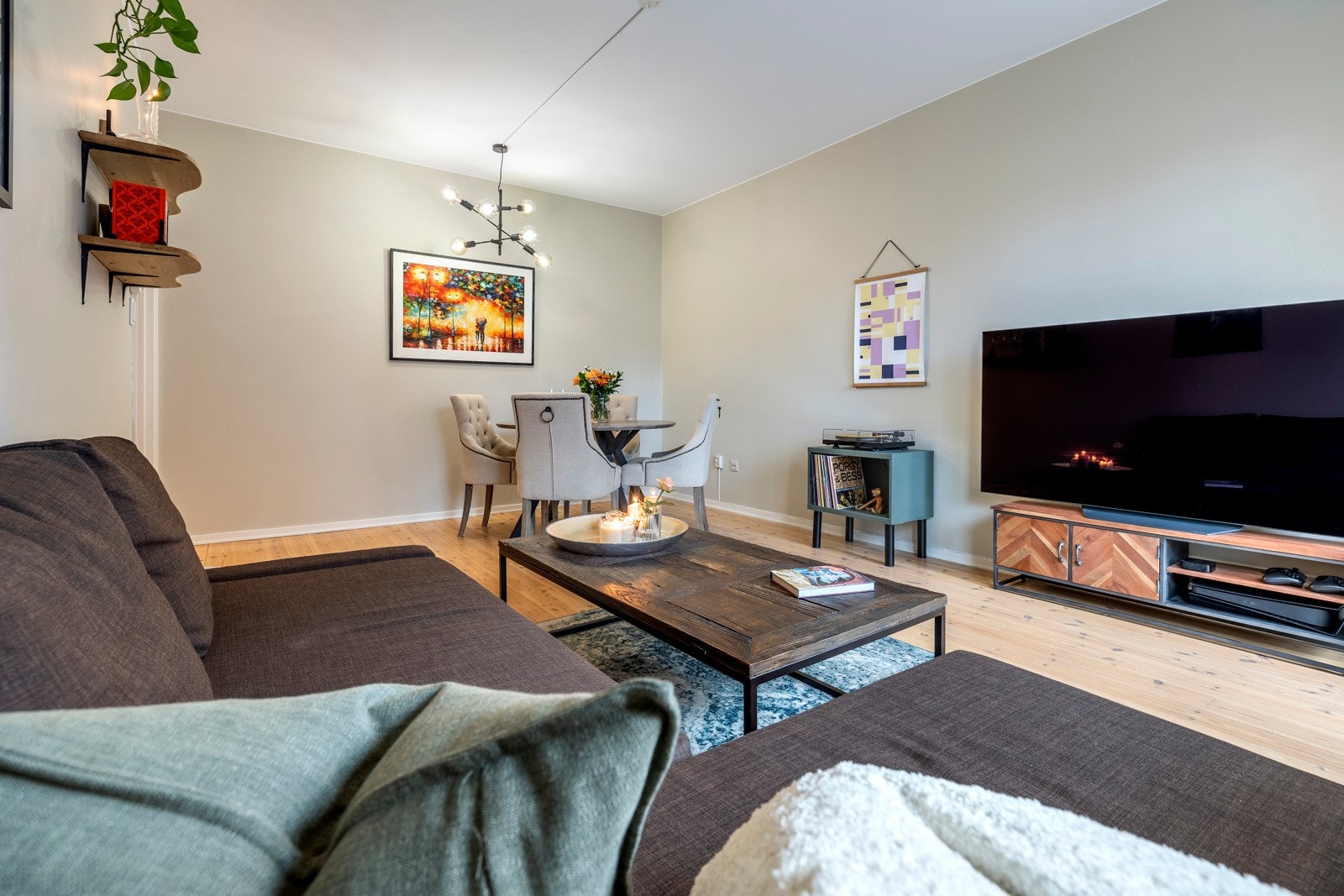 Stuen har malte vegger i moderne, tidsriktige farger og tregulv. Galleribilde