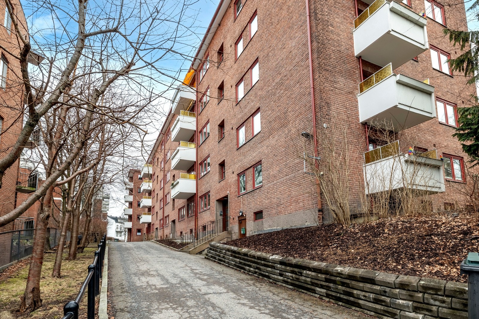 Her bor du sentralt med gangavstand til handlegater, kaféer og et bredt utvalg av servicetilbud som skaper et levende og hyggelig nærmiljø. Galleribilde