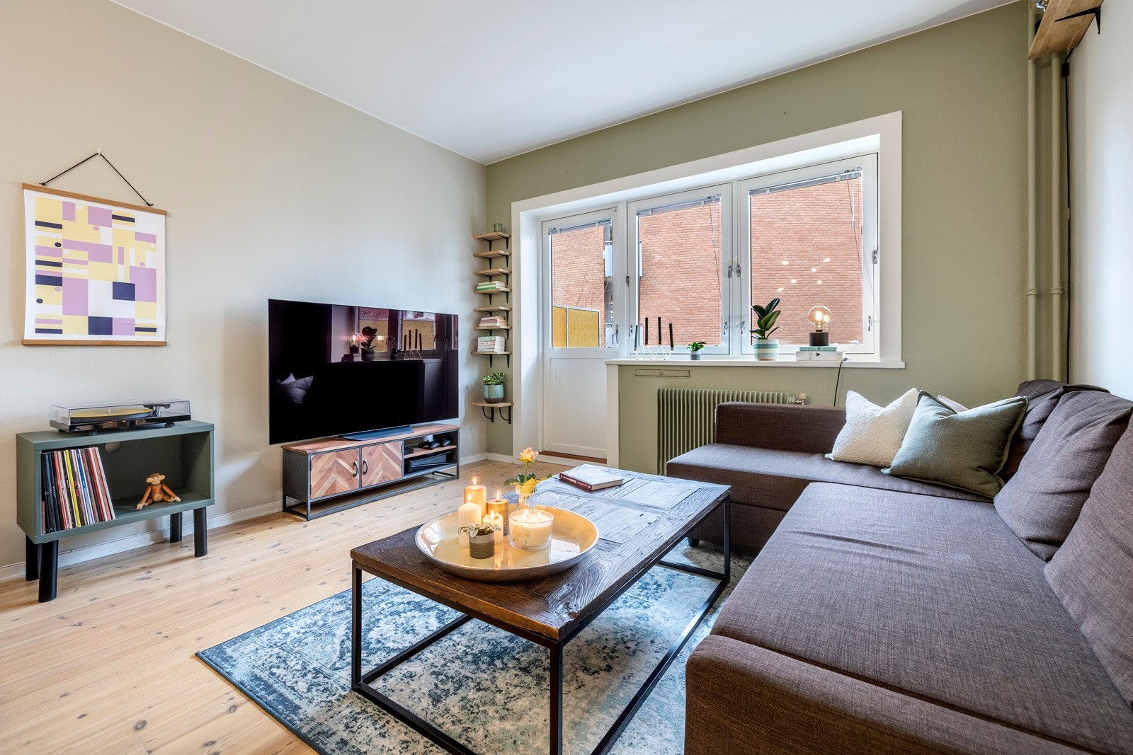 Store vindusflater slipper inn rikelig med naturlig dagslys. Galleribilde