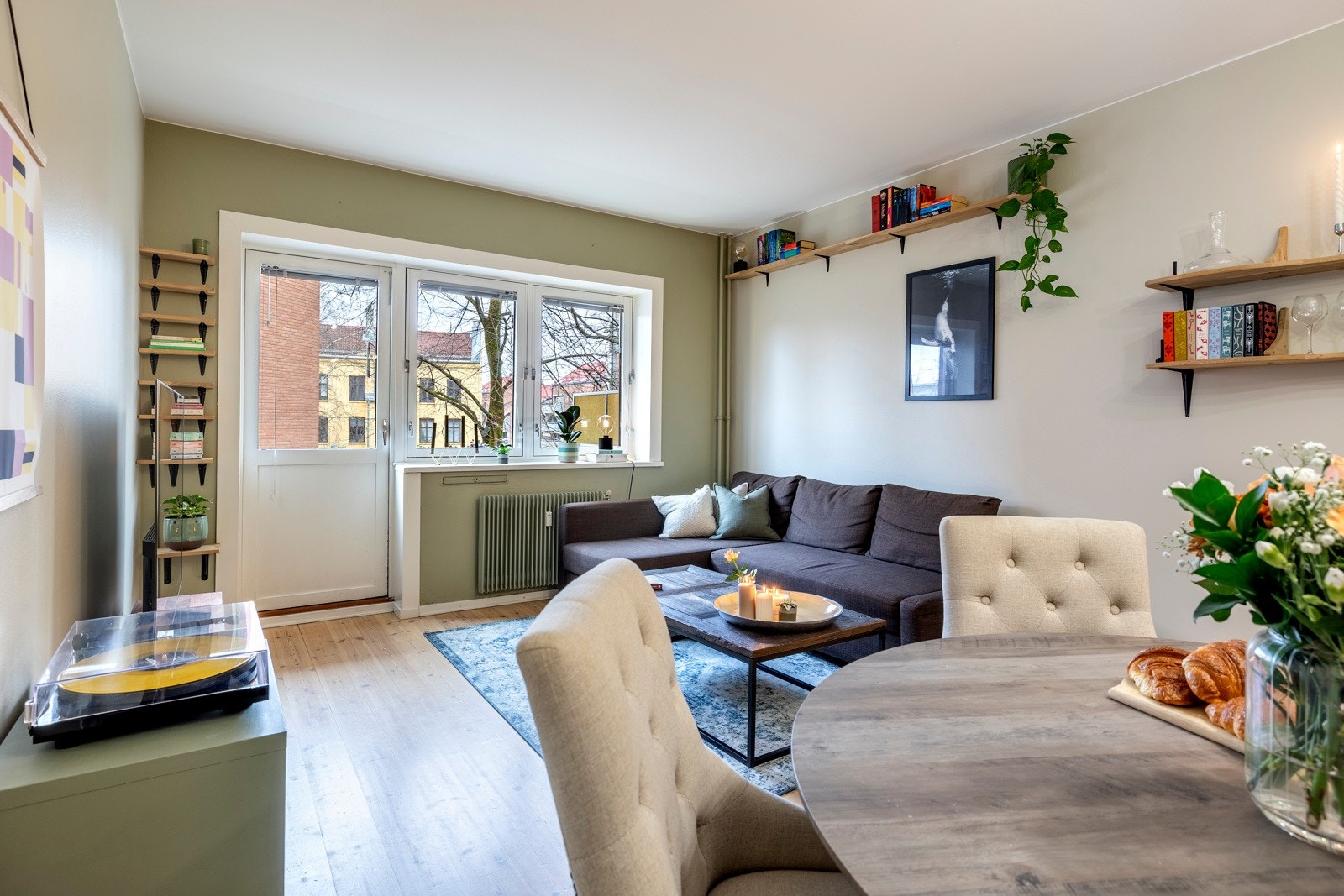 Stuen er lys og romslig. Galleribilde