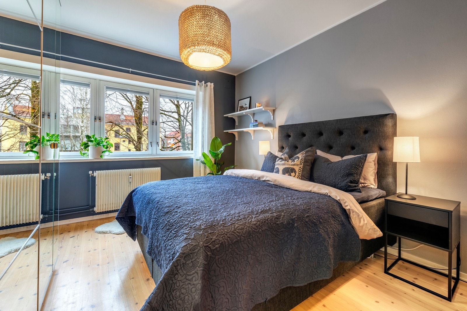 Hovedsoverommet har god plass til dobbeltseng og nattbord. Galleribilde