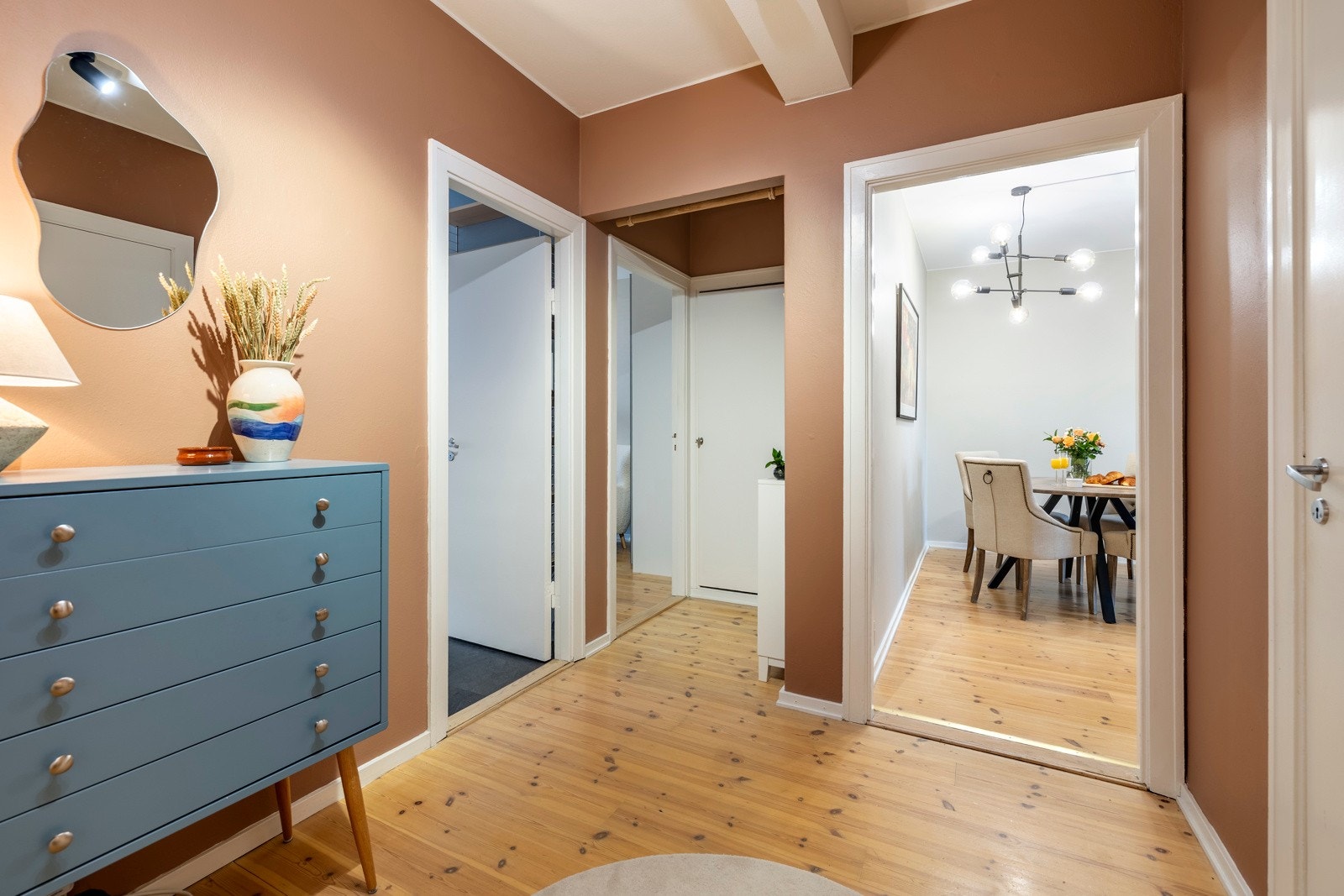 Leiligheten ligger i byggets andre etasje og har adkomst via felles trapperom. Ved inngangsdøren er det montert dørcalling. Galleribilde