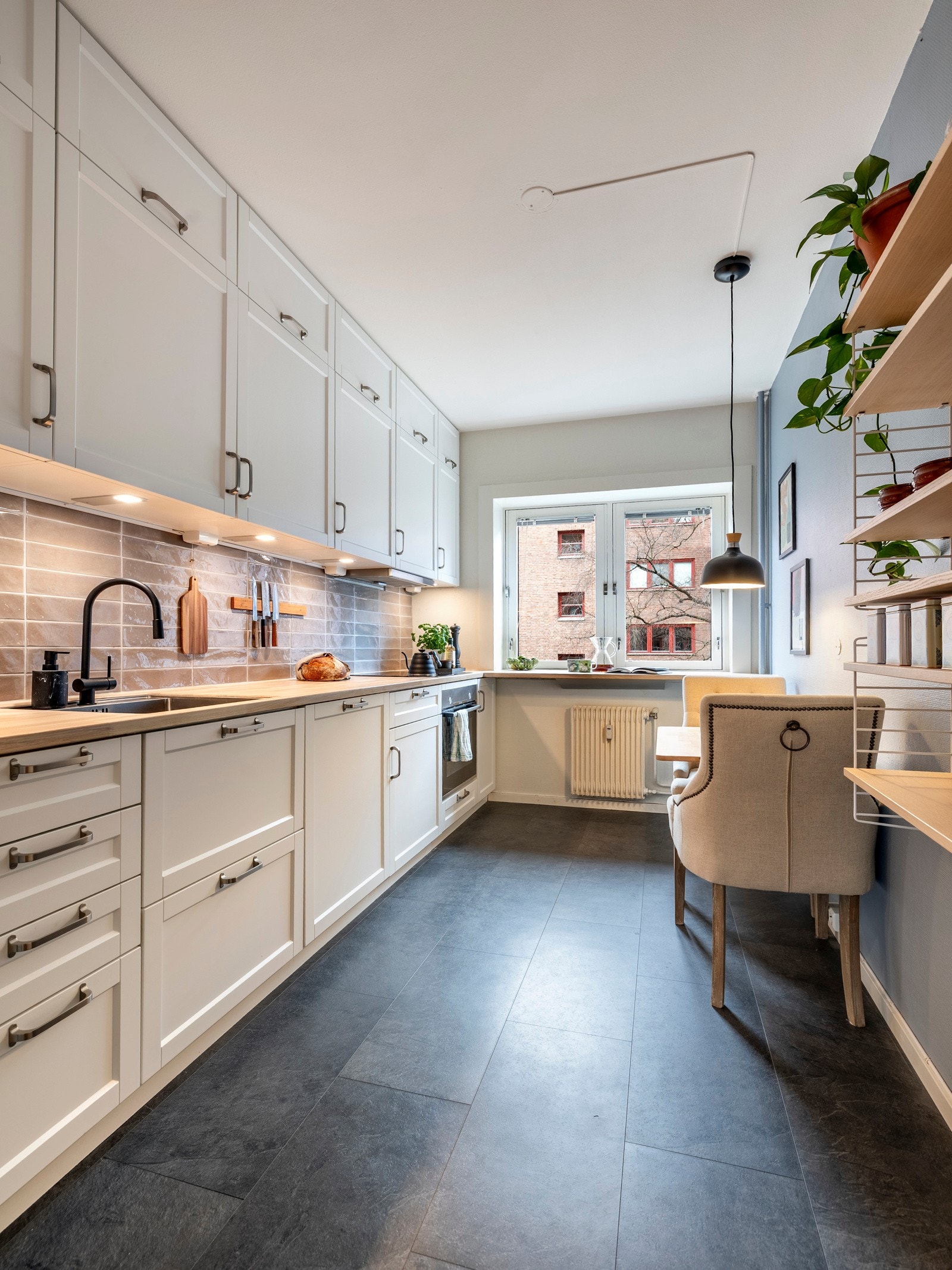 Kjøkkenet er fra 2019 og ligger adskilt fra stuen. Galleribilde