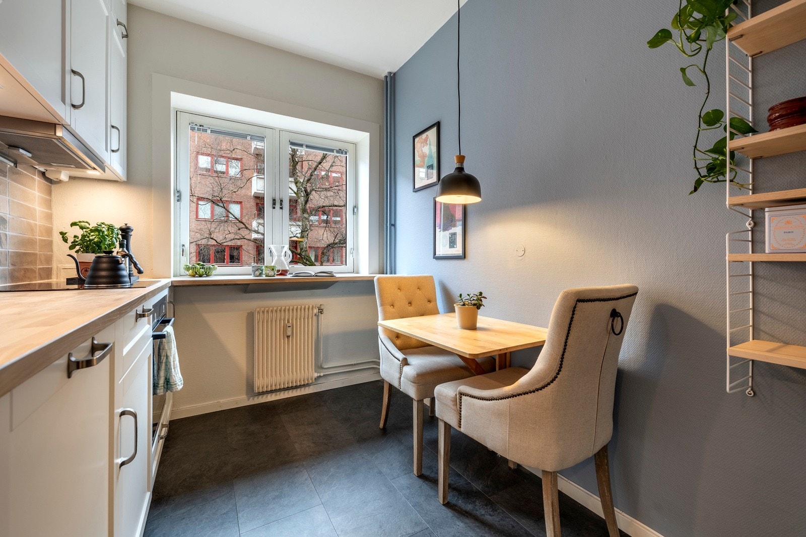 Kjøkkeninnredningen har lyse, profilerte fronter og heltre benkeplate med underlimt kum tilkoblet ettgreps blandebatteri. Galleribilde