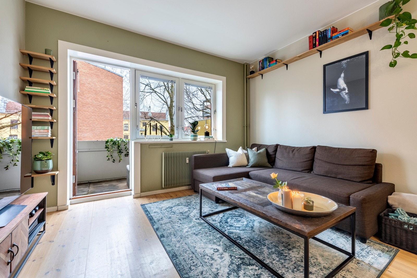 Fra stuen er det utgang til en overbygd balkong på ca. 3,8 kvm med hyggelig utsyn. Galleribilde