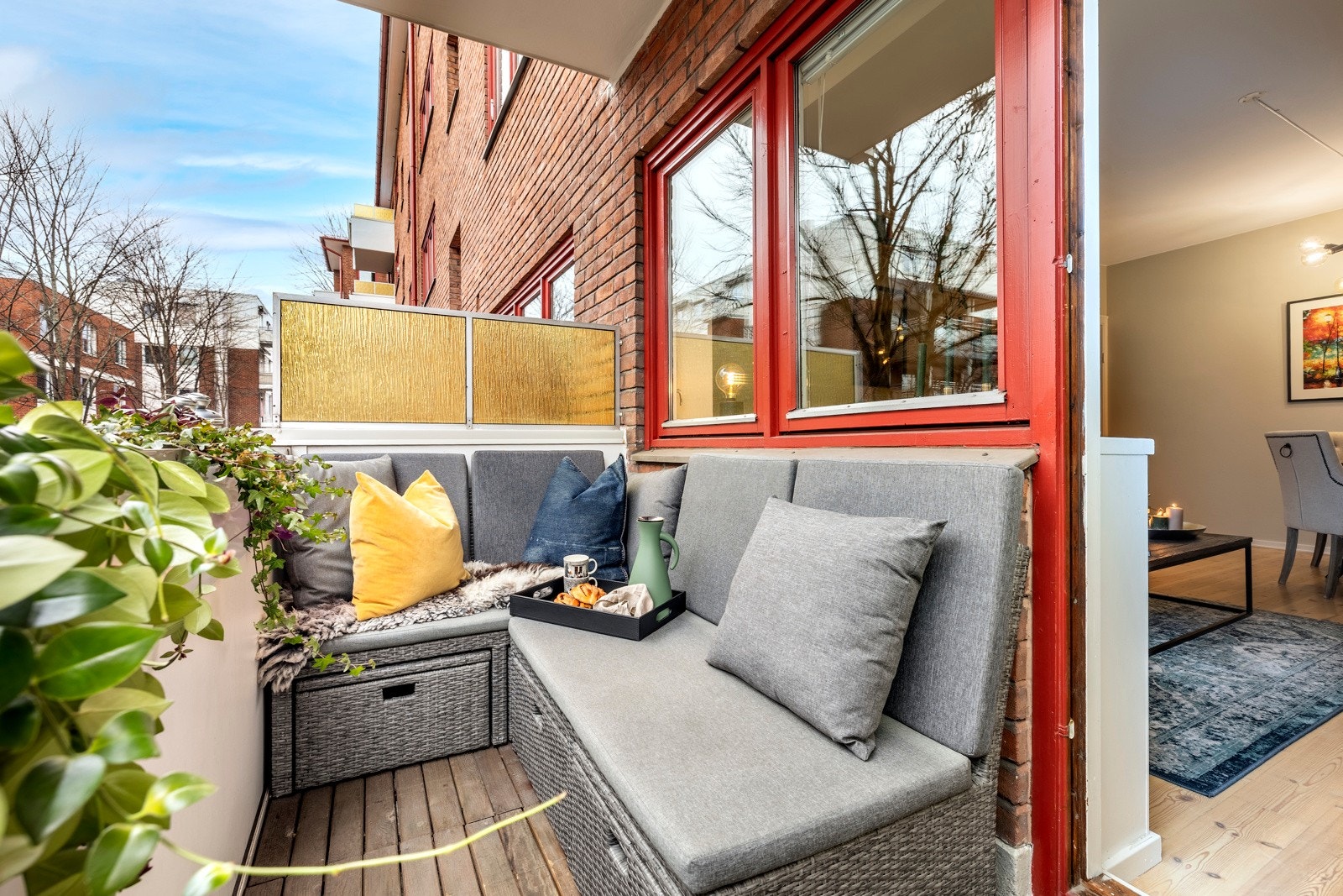 Leiligheten byr på en praktisk planløsning, pene fargevalg og en overbygget balkong på ca. 3,8 kvm. Galleribilde