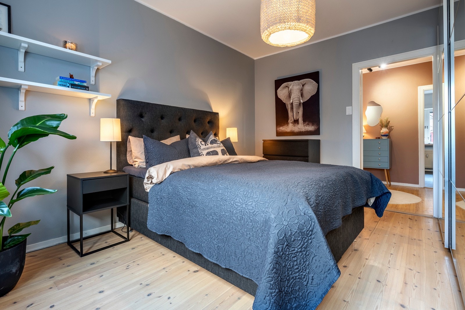 Rommet er innredet med et praktisk garderobeskap. Galleribilde