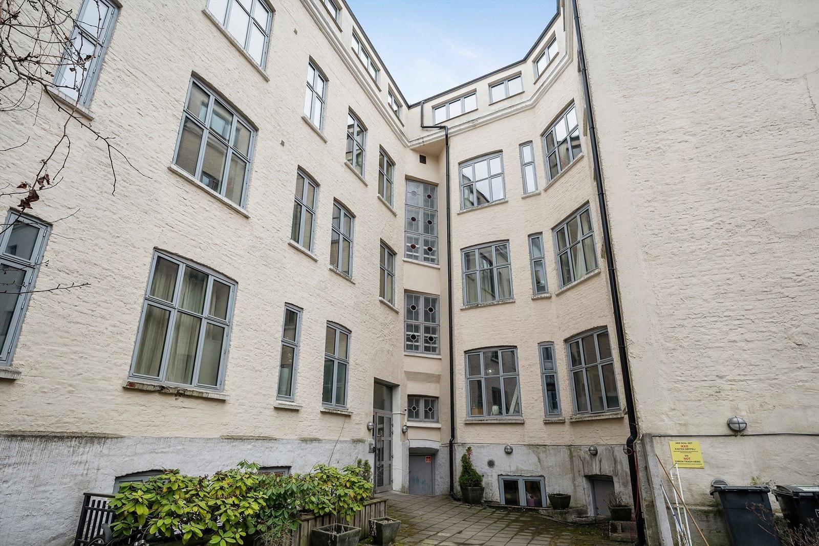 Bakgård. Galleribilde