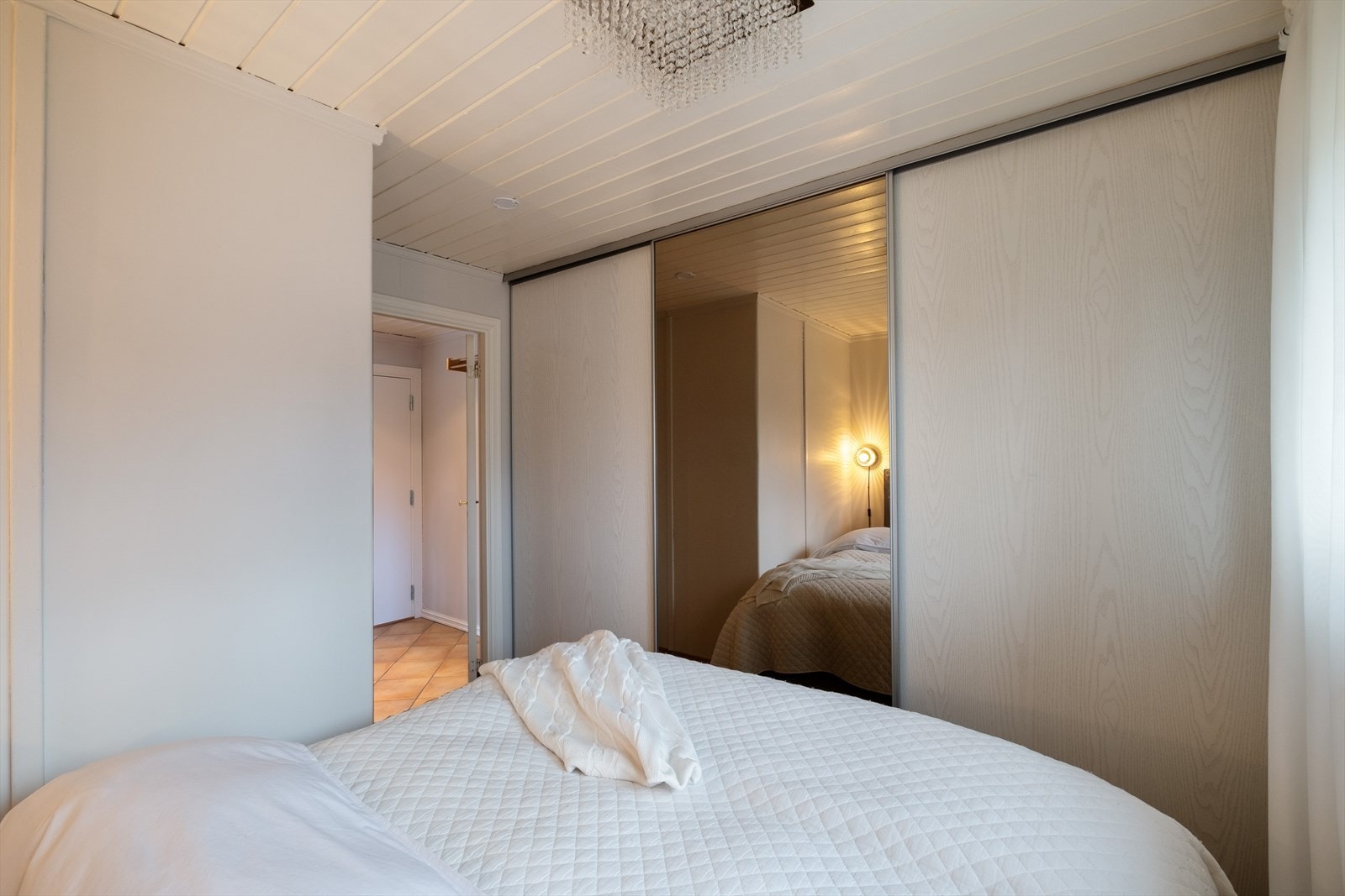 Her er det god plass til dobbeltseng, nattbord og garderobe Galleribilde