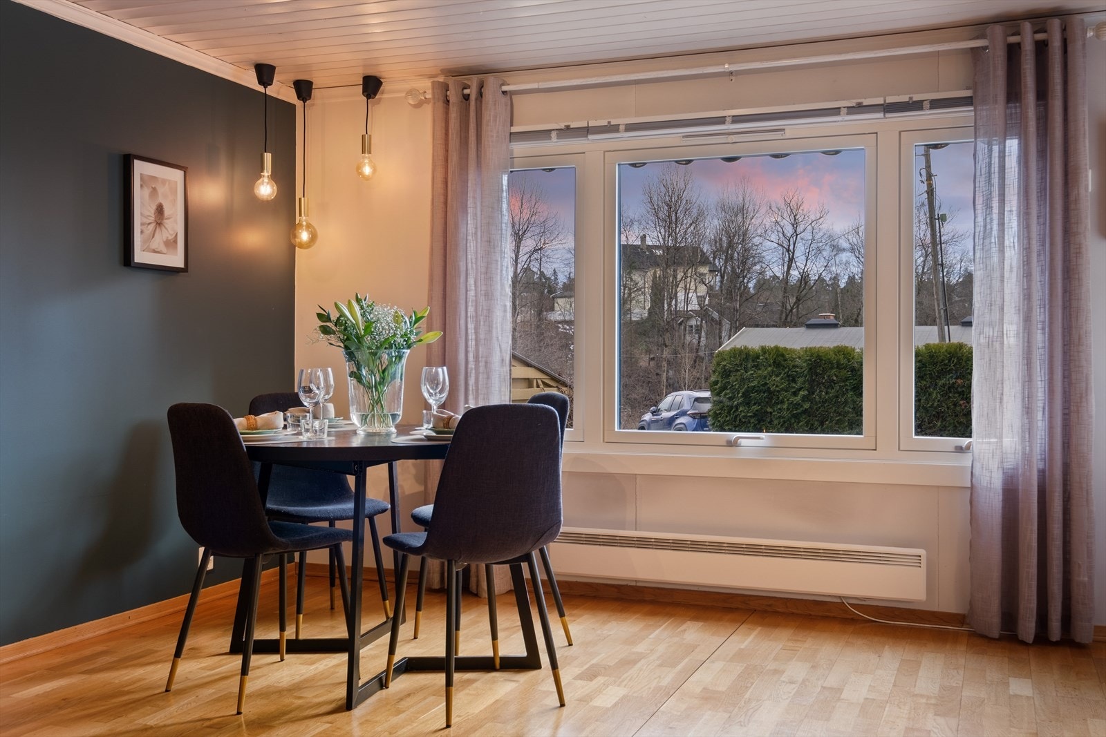 De store vindusoverflater som gir rikelig med naturlig lys Galleribilde
