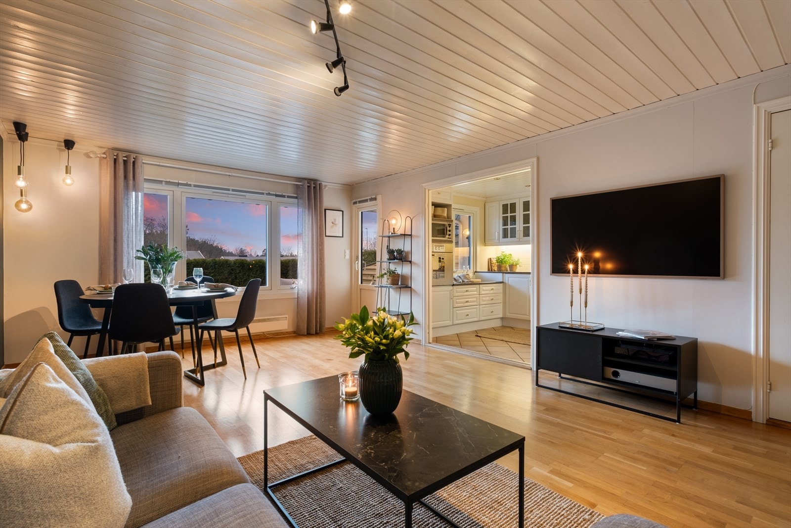 En luftig, lys og lekker 2-roms leilighet med stor og solrik terrasse på hele 15,35 m² Galleribilde