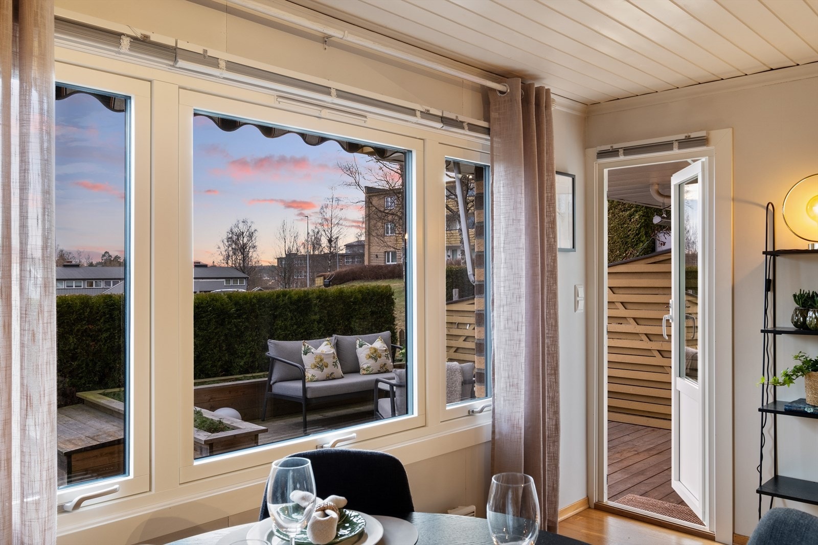 Fra stuen er det adkomst til en lekker og solrik terrasse på hele 15,35 m² samt en egen hagedel Galleribilde