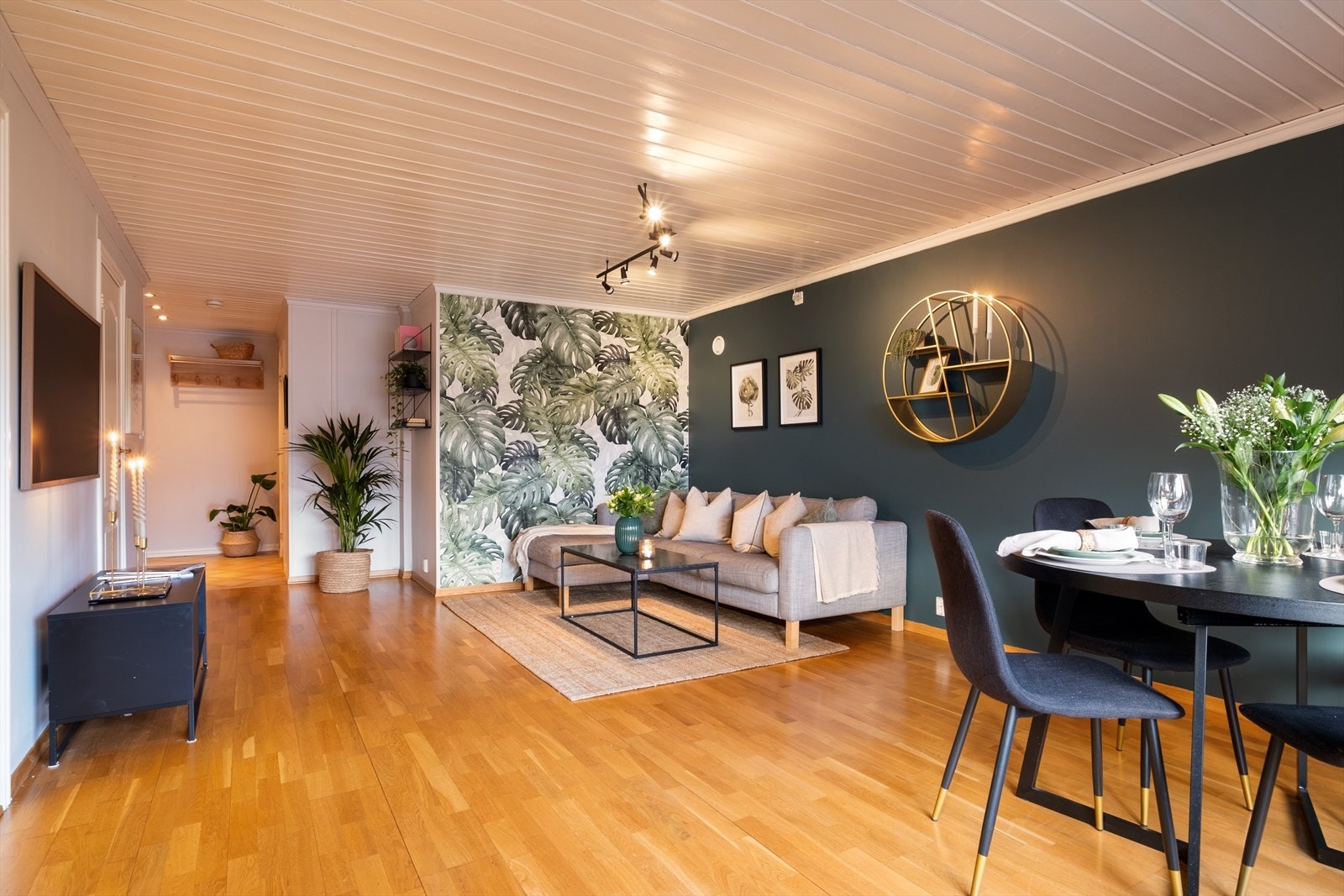 I stuen er det god plass til sofagruppe, tv-benk og spisebord Galleribilde