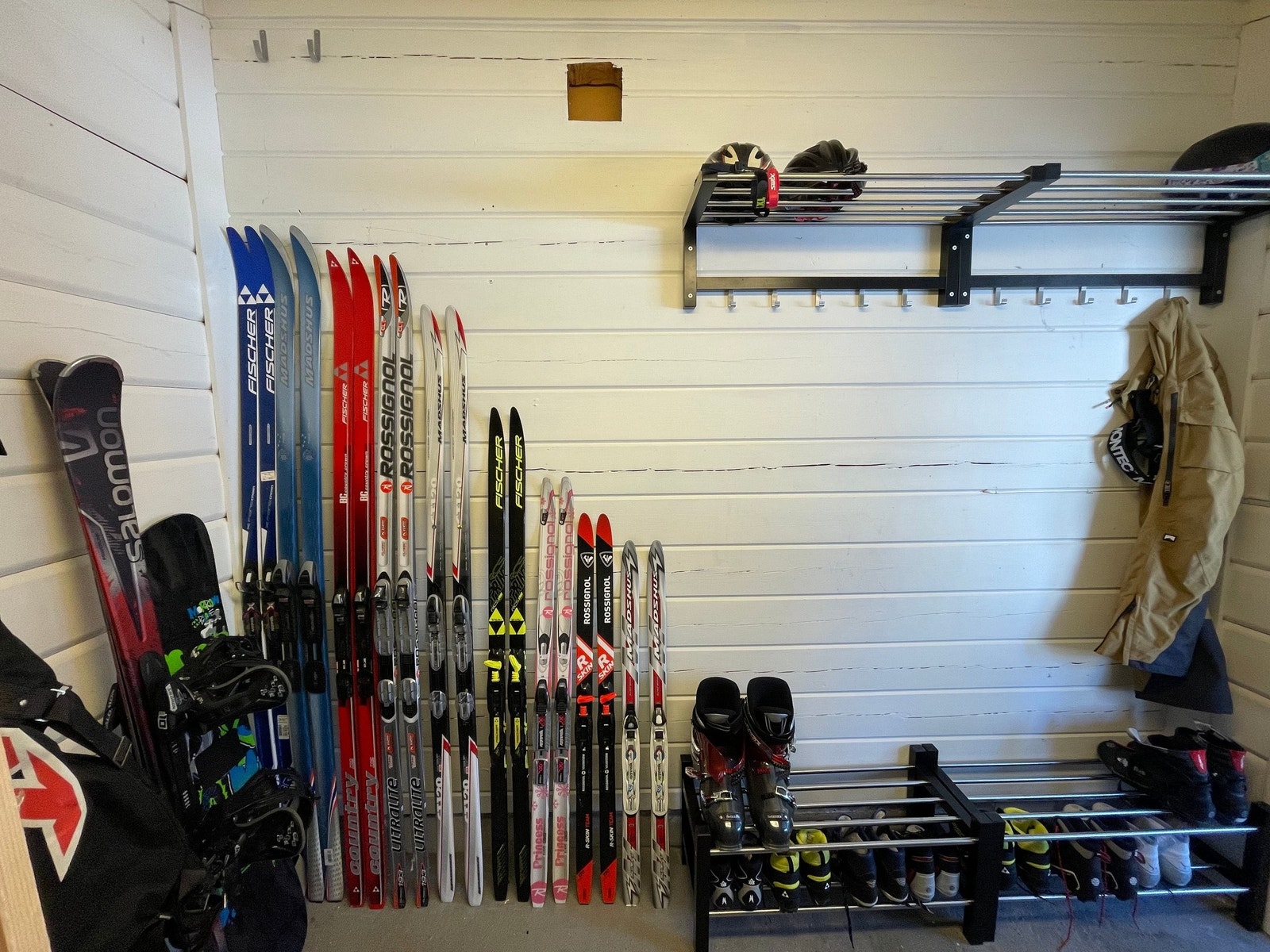 Romslig utebod med plass til alt av utstyr. Galleribilde