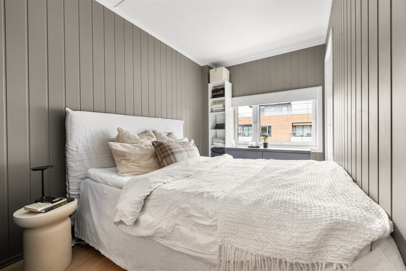Soverommet har plass til seng, nattbord og garderobeskap. Galleribilde