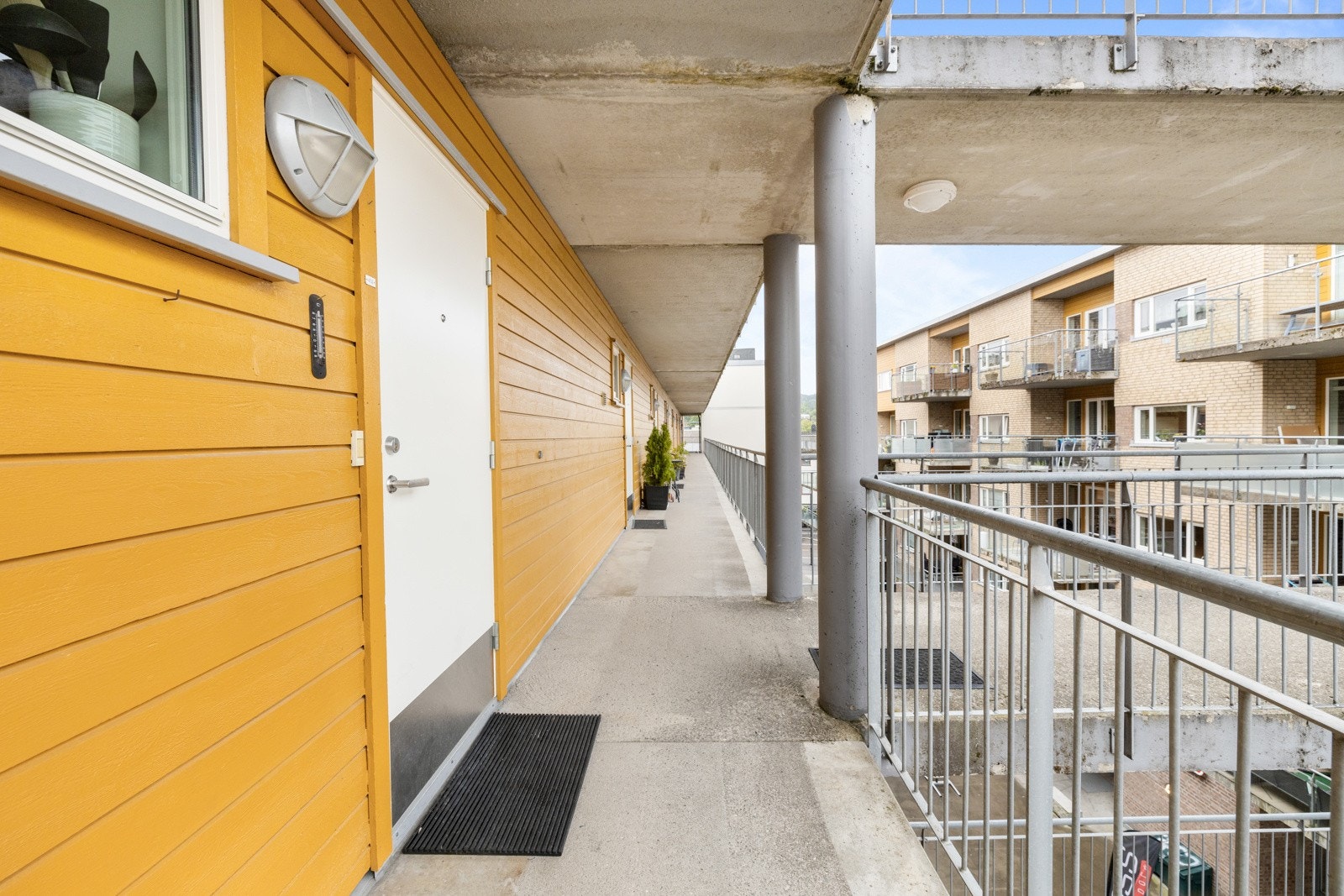 Adkomst via heis og felles svalgang. Galleribilde