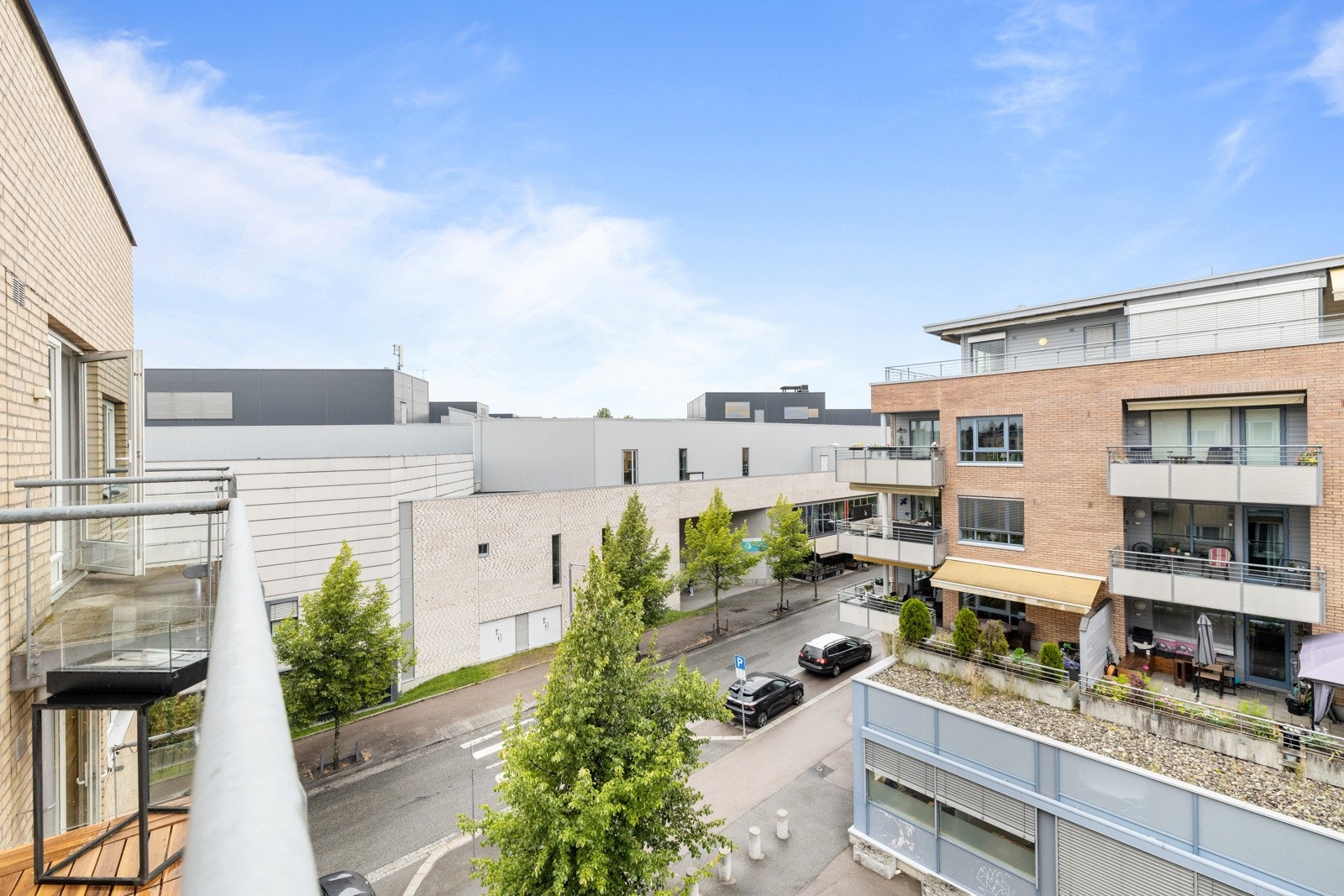 Rett over veien finner du alt av butikker, spisesteder og Strømmen Storsenter. Galleribilde