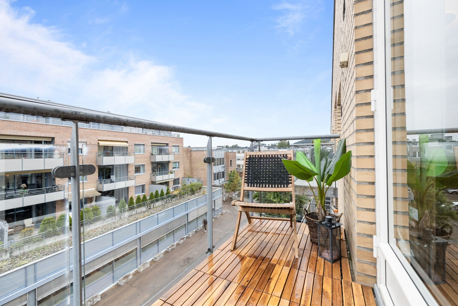 Solen kan nytes ytterligere fra felles takterrasse som alle beboerene i borettslaget har tilgang til. Galleribilde
