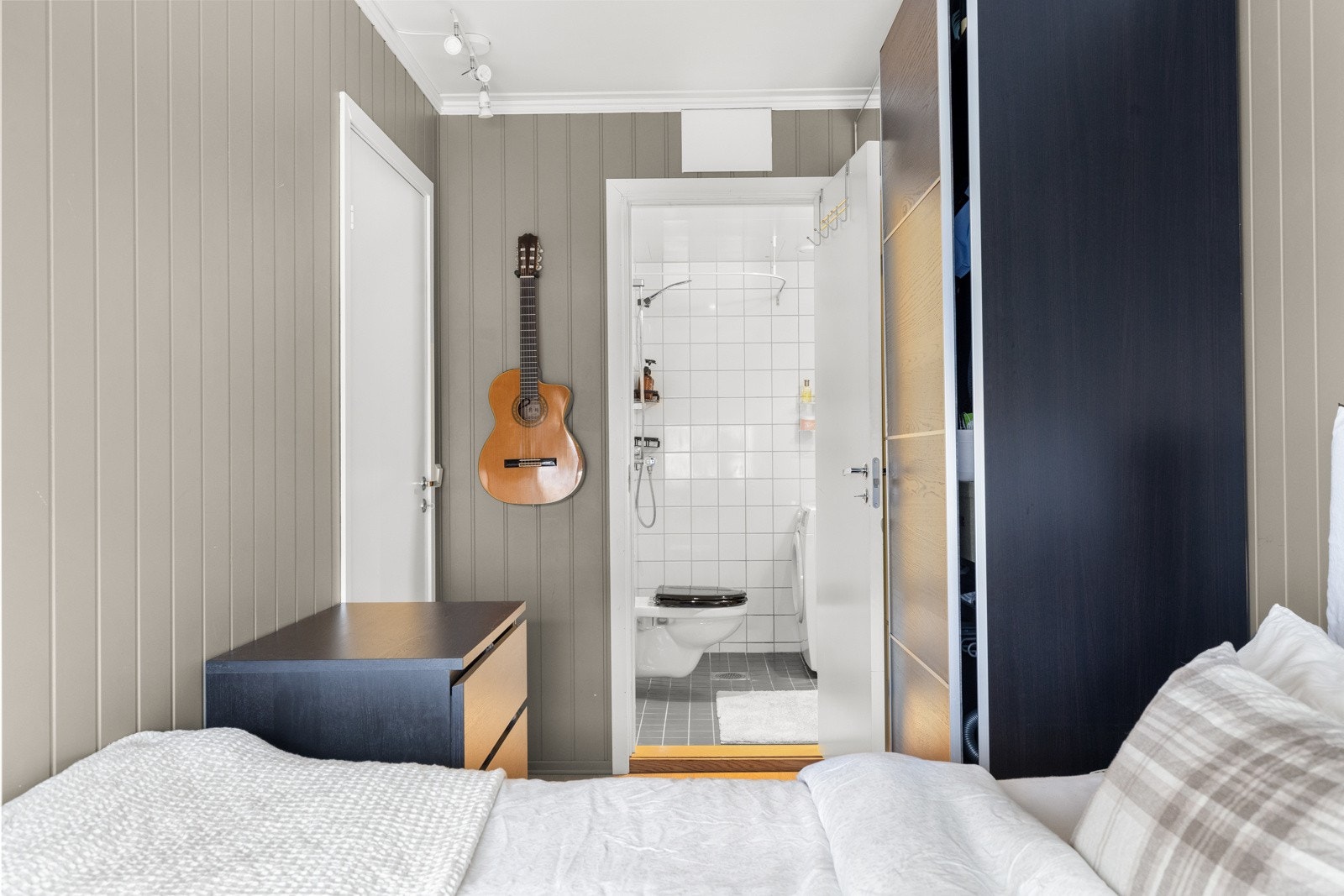 I tillegg er det direkte adkomst inn til badet, så du kan tusle rett inn i dusjen på morgenen. Galleribilde