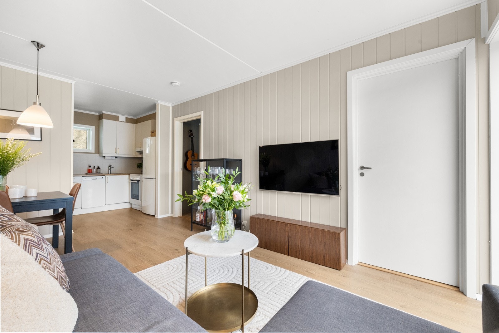 Stue og kjøkken i åpen løsning. Fra stuesonen er det to innganger inn til soverommet. Galleribilde