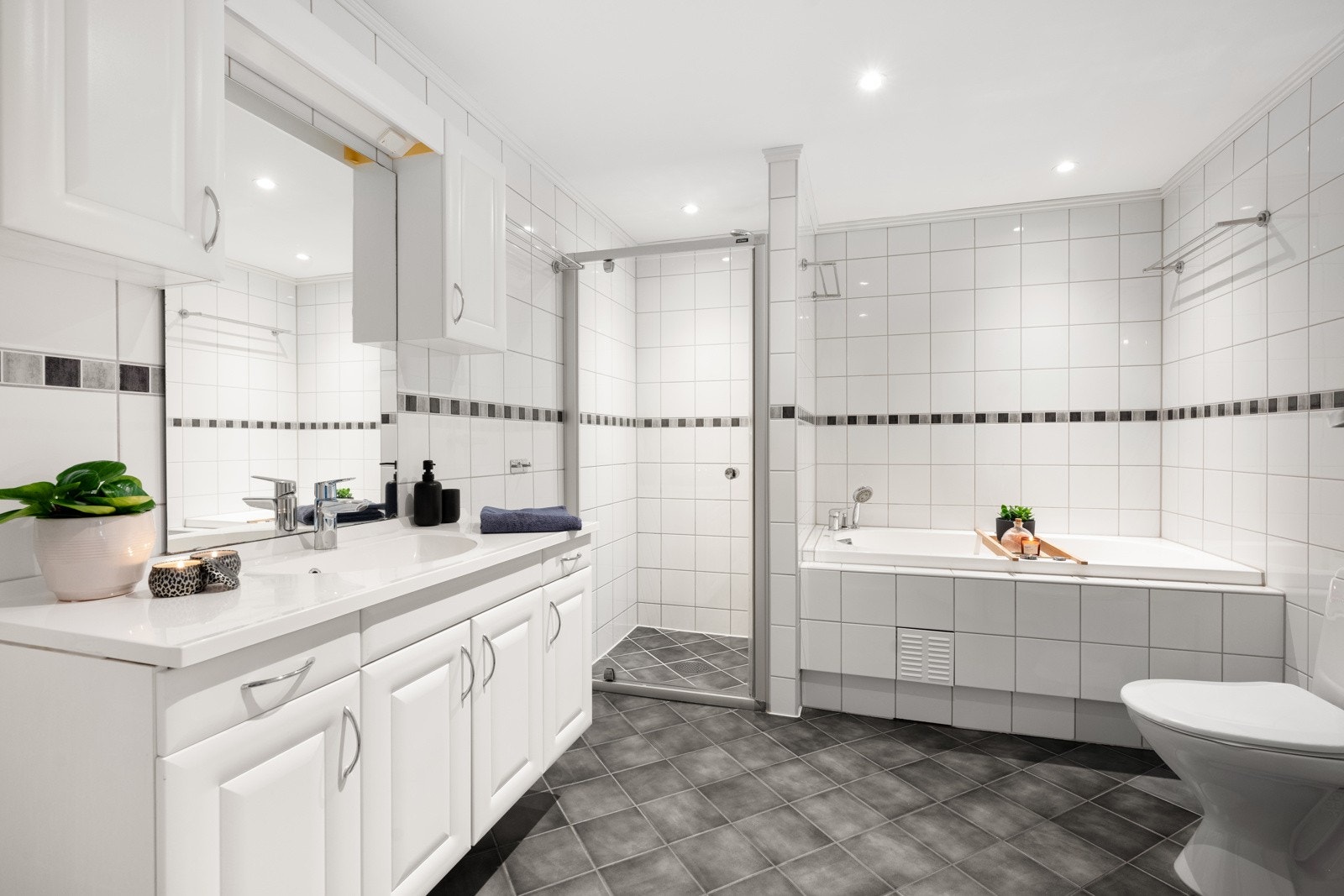 Det romslige badet har både dusjnisje og badekar. Galleribilde