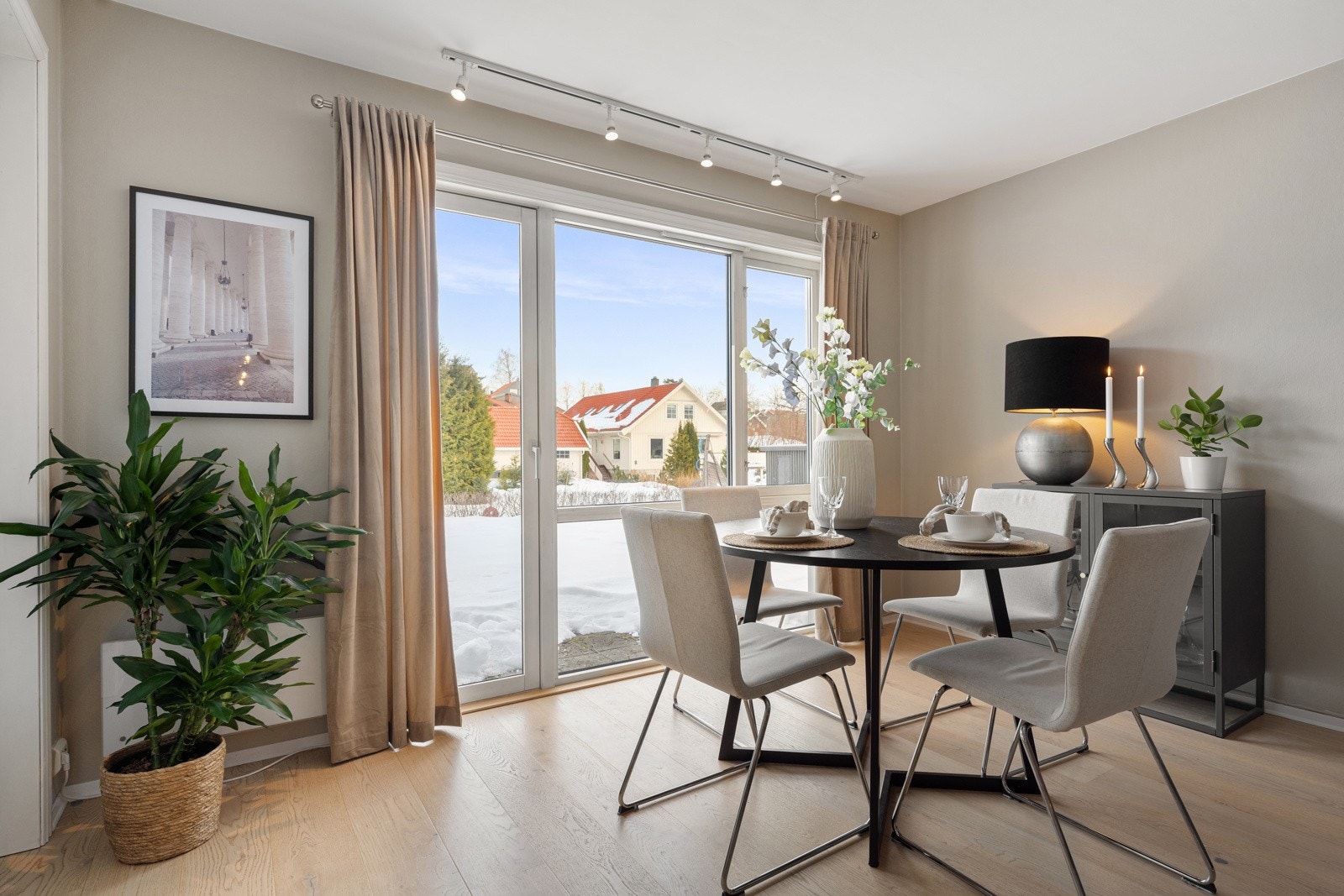 Store vindusflater sørger for optimale lysforhold. Galleribilde