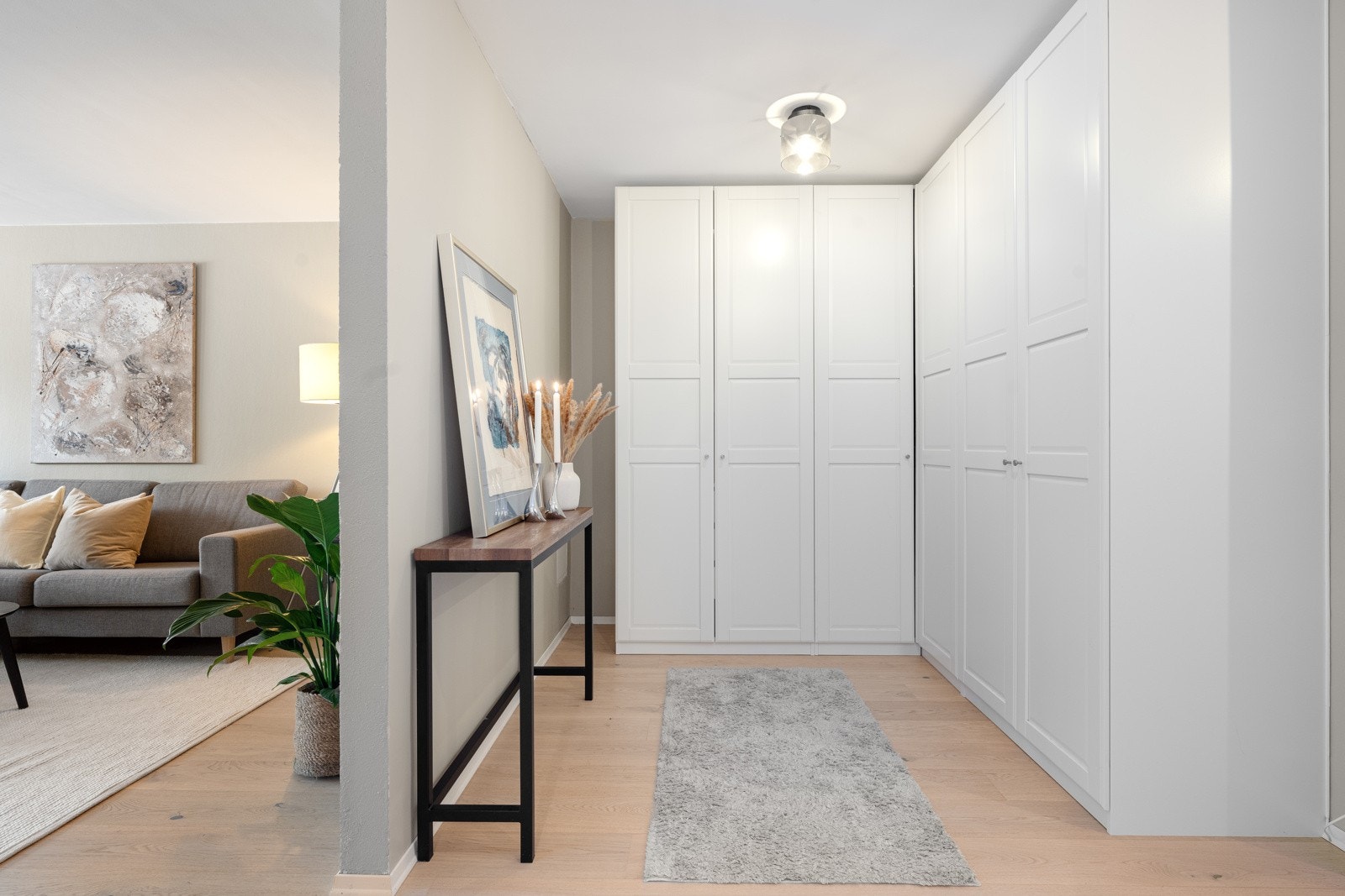 Den innvendige boden er fjernet til fordel for en stor garderobe som har rikelig med oppbevaringsplass. (ikke byggemeldt) Galleribilde