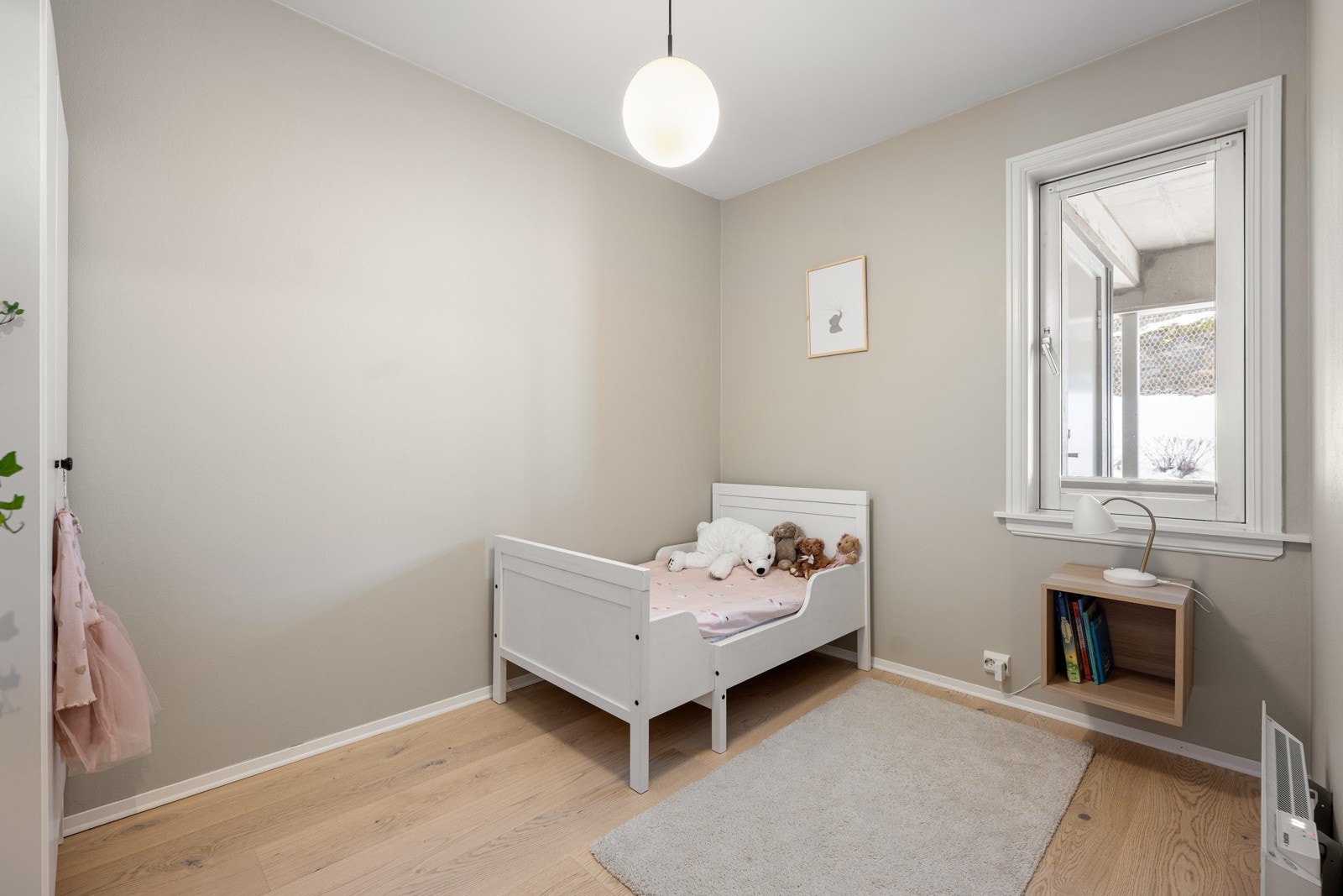 Det andre soverommet er i dag innredet som barnerom med plass til både søvn, lek og moro. Galleribilde