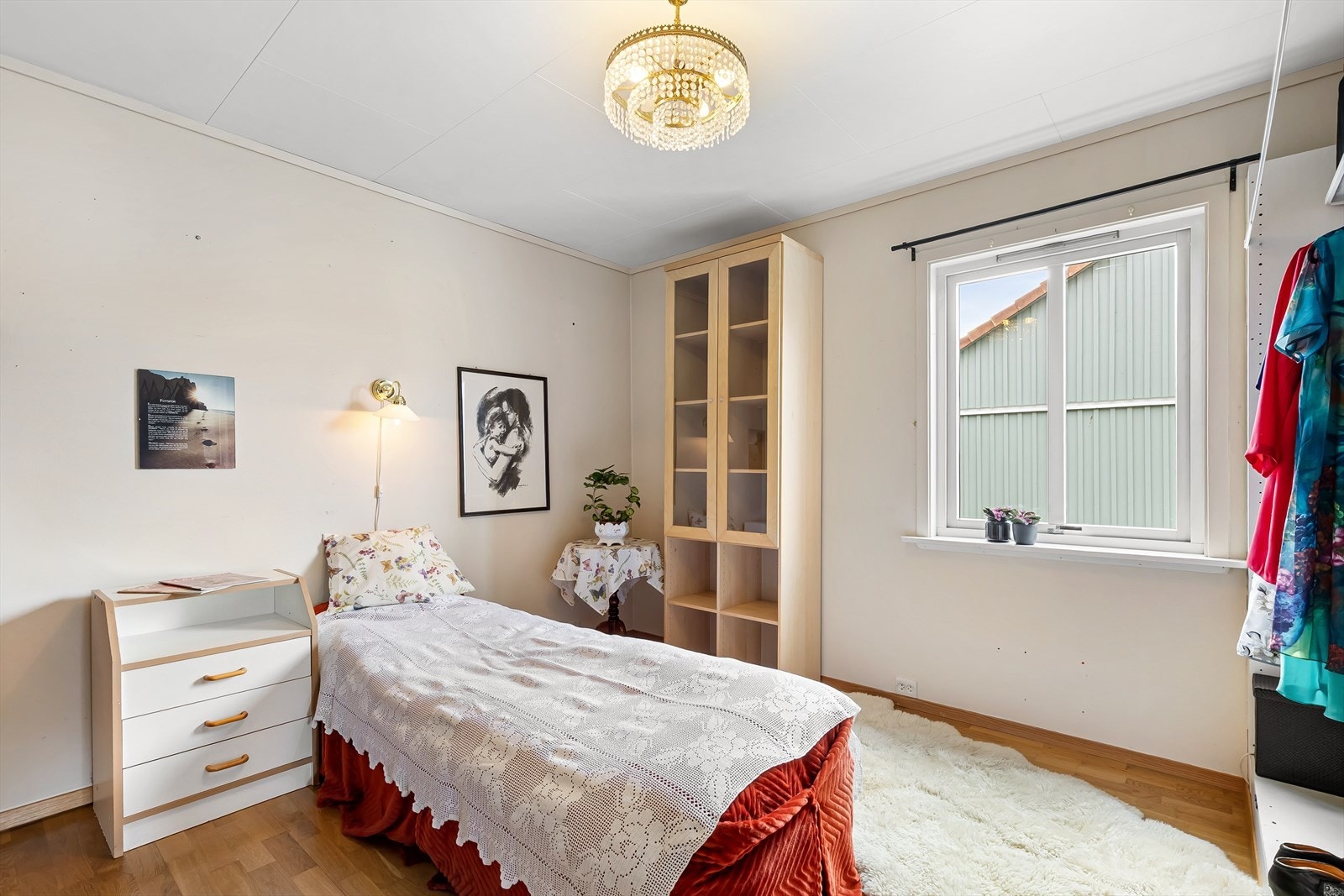 Romslig soverom med god plass til seng og oppbevaringsmøbler Galleribilde