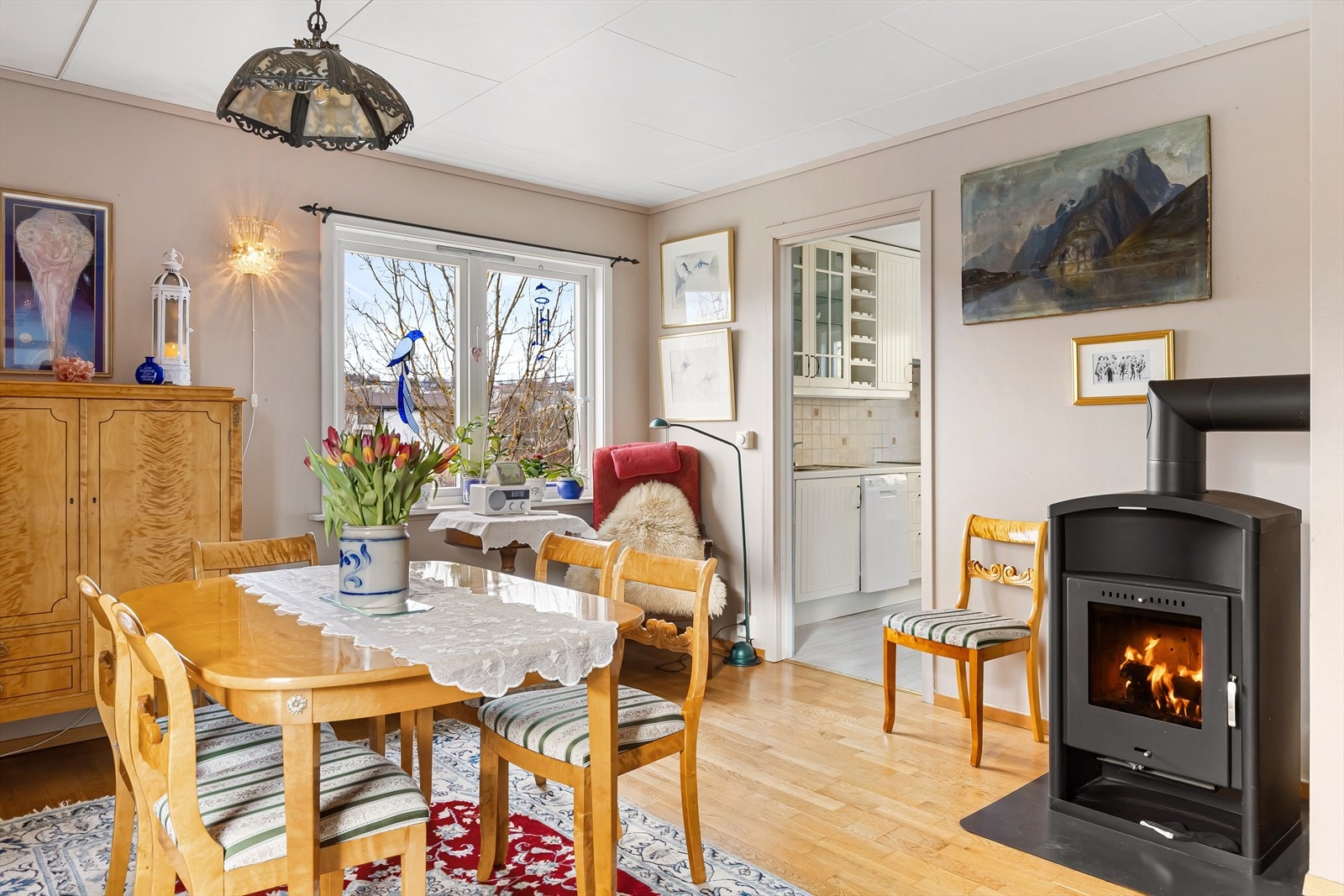 Hjørneleilighet med vinduer på flere sider samt peis Galleribilde