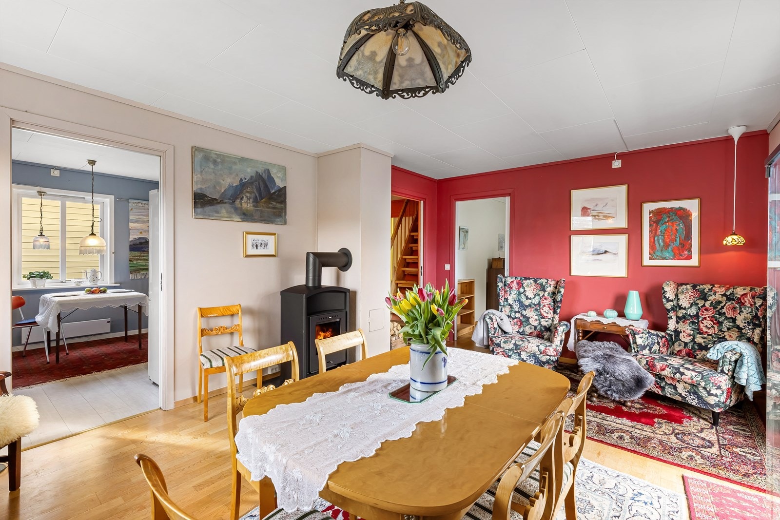 God planløsning med et romslig oppholdsrom, separat kjøkken samt utgang til en vestvendt balkong Galleribilde