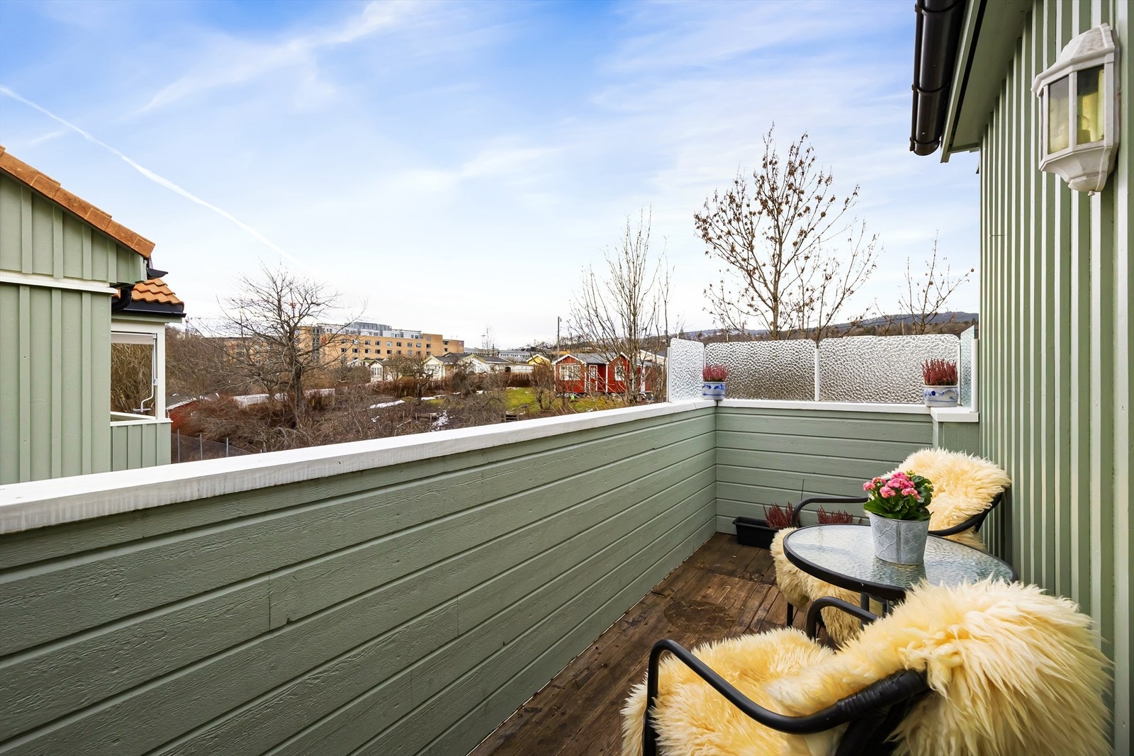 Skjermet, vestvendt balkong på ca. 7 kvm med gode solforhold og hyggelig utsyn mot Sogn Hagekoloni Galleribilde