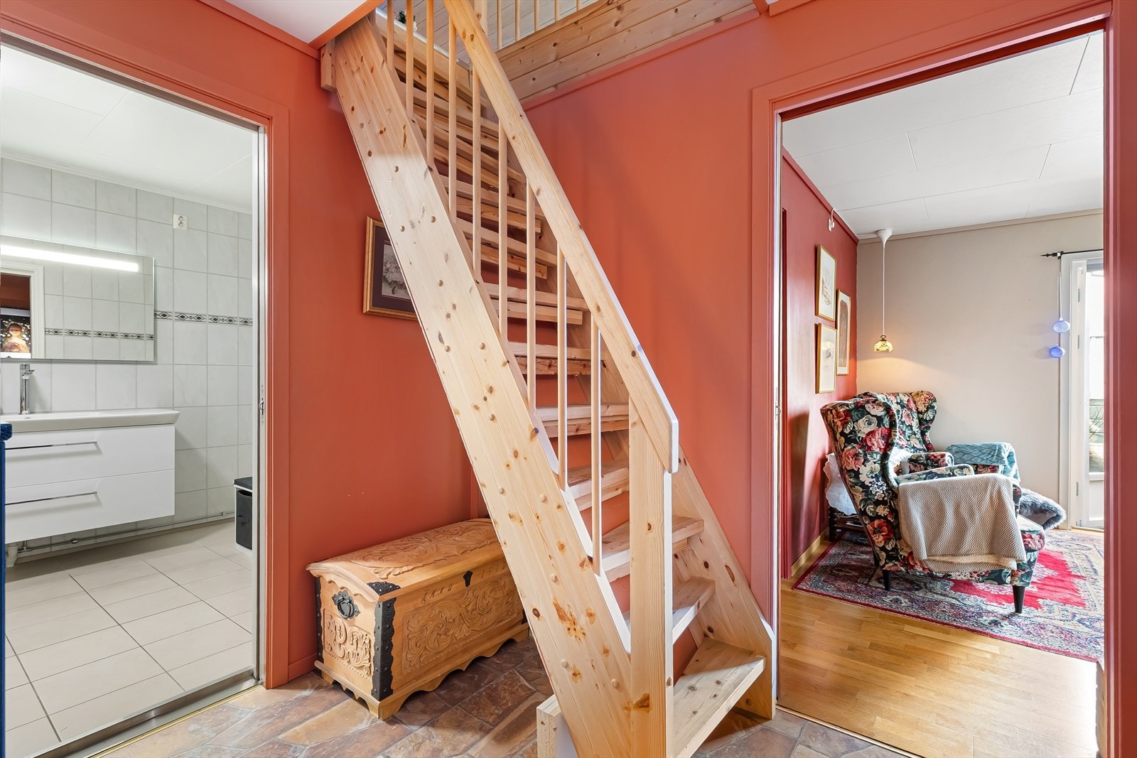 Fra gangen er det trapp opp til lofttet Galleribilde