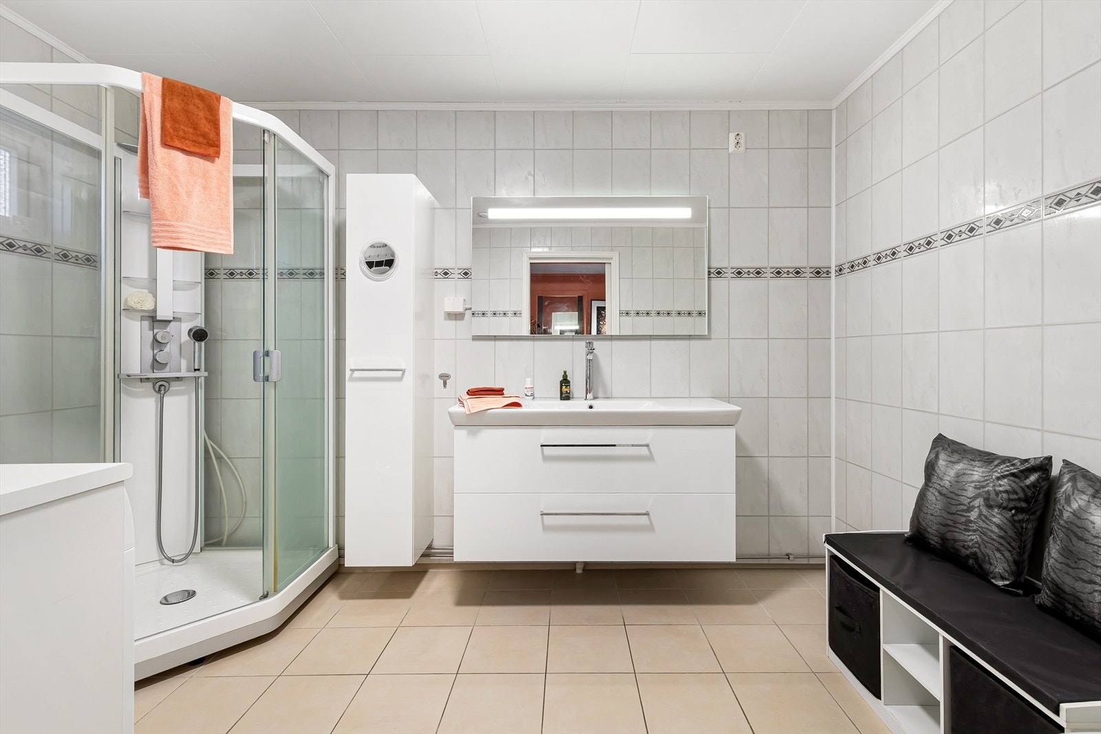 Flislagt bad med varmekabler med dusjkabinett, gulvstående klosett og servant - Opplegg for vaskemaskin Galleribilde