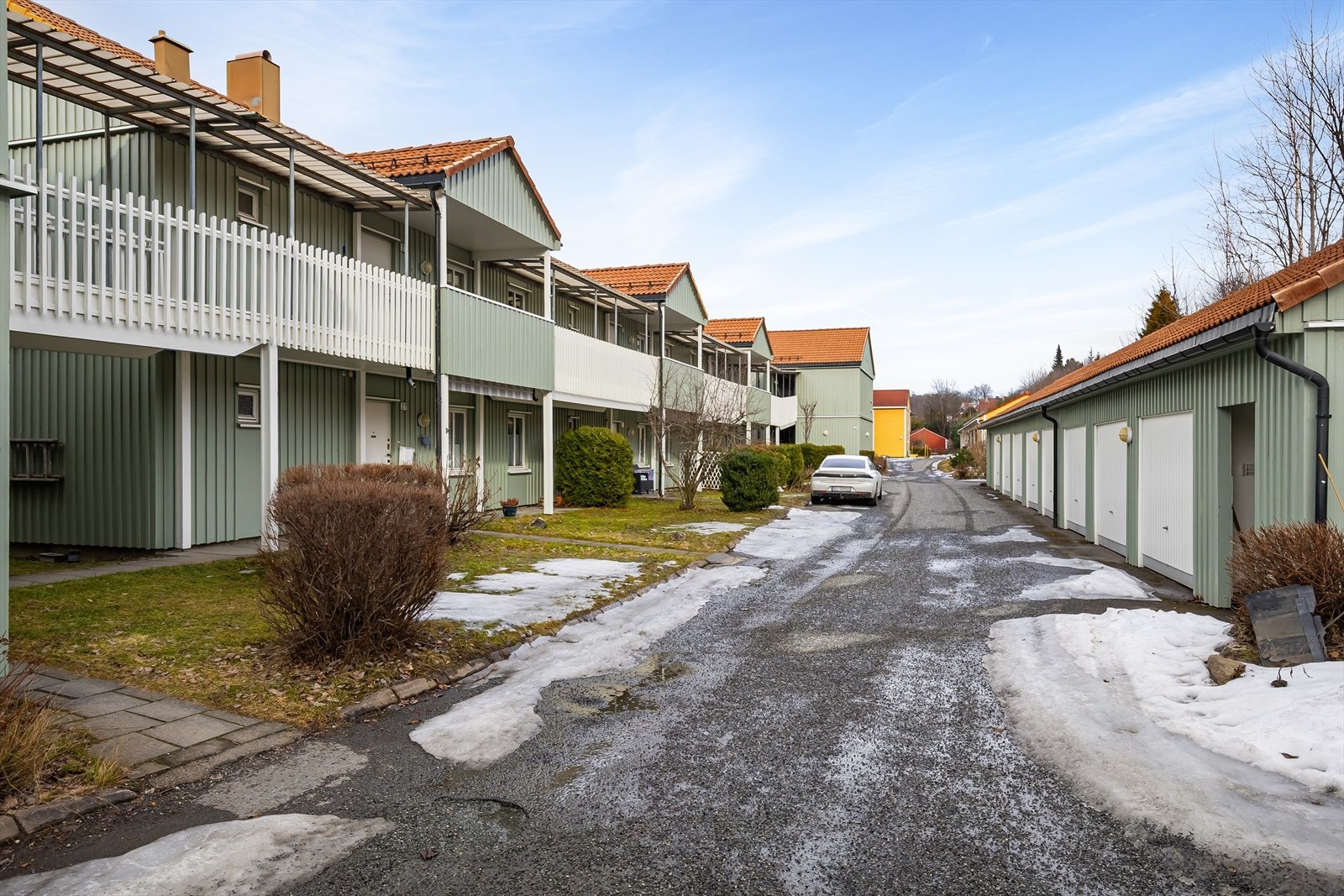 En utvendig parkeringsplass følger boligen Galleribilde