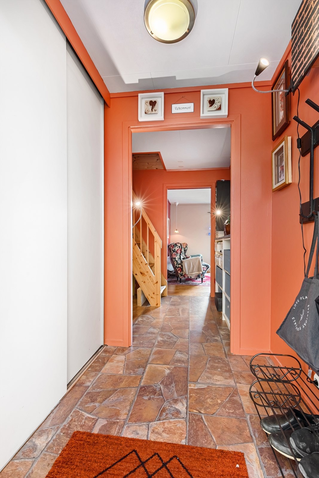 Entré med skyvedørsgarderobe Galleribilde