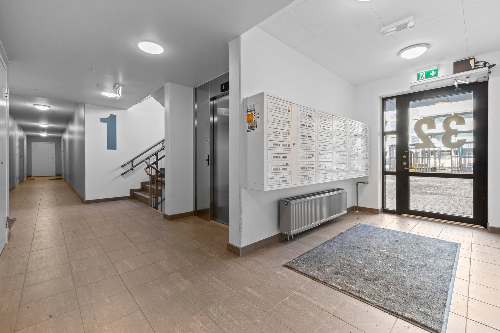Innbydende inngangsparti med heisadkomst til alle plan. Galleribilde