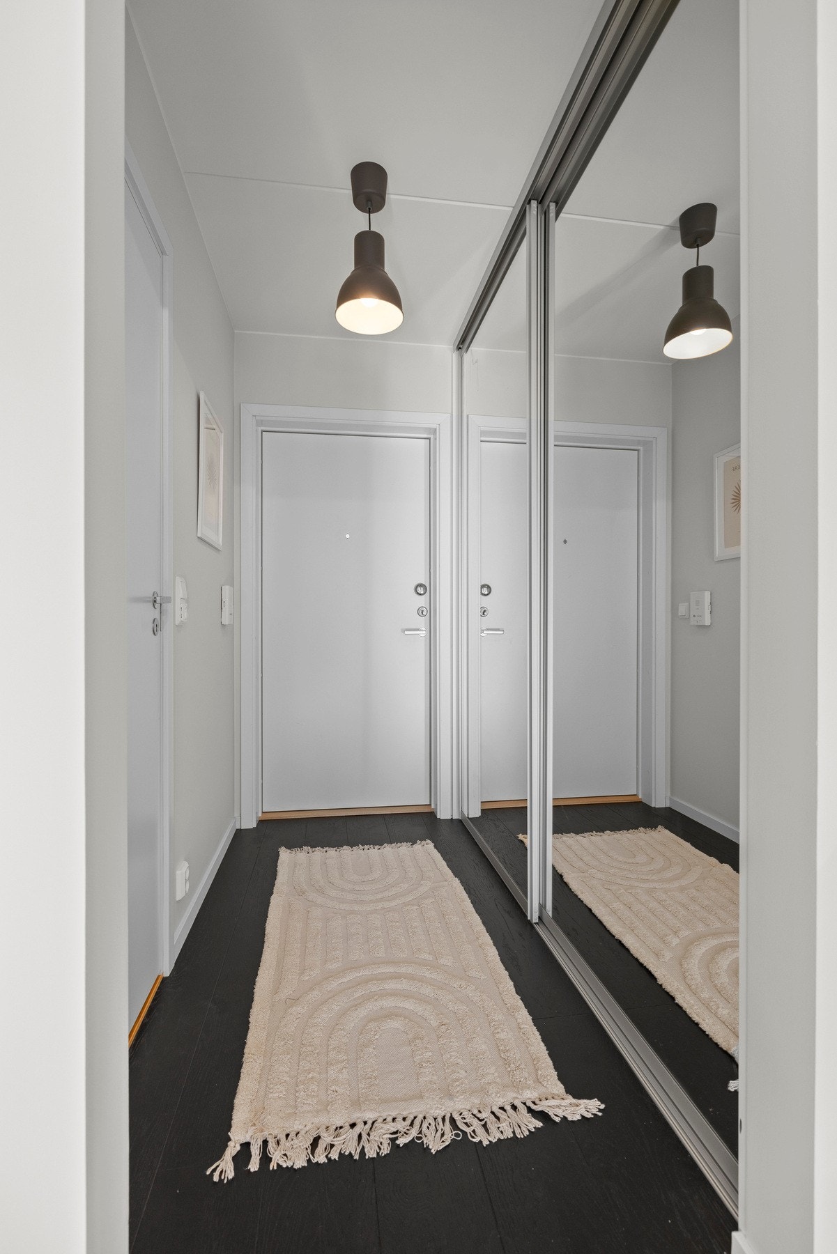 Entré med tilhørende skyvedørsgarderobe. Galleribilde