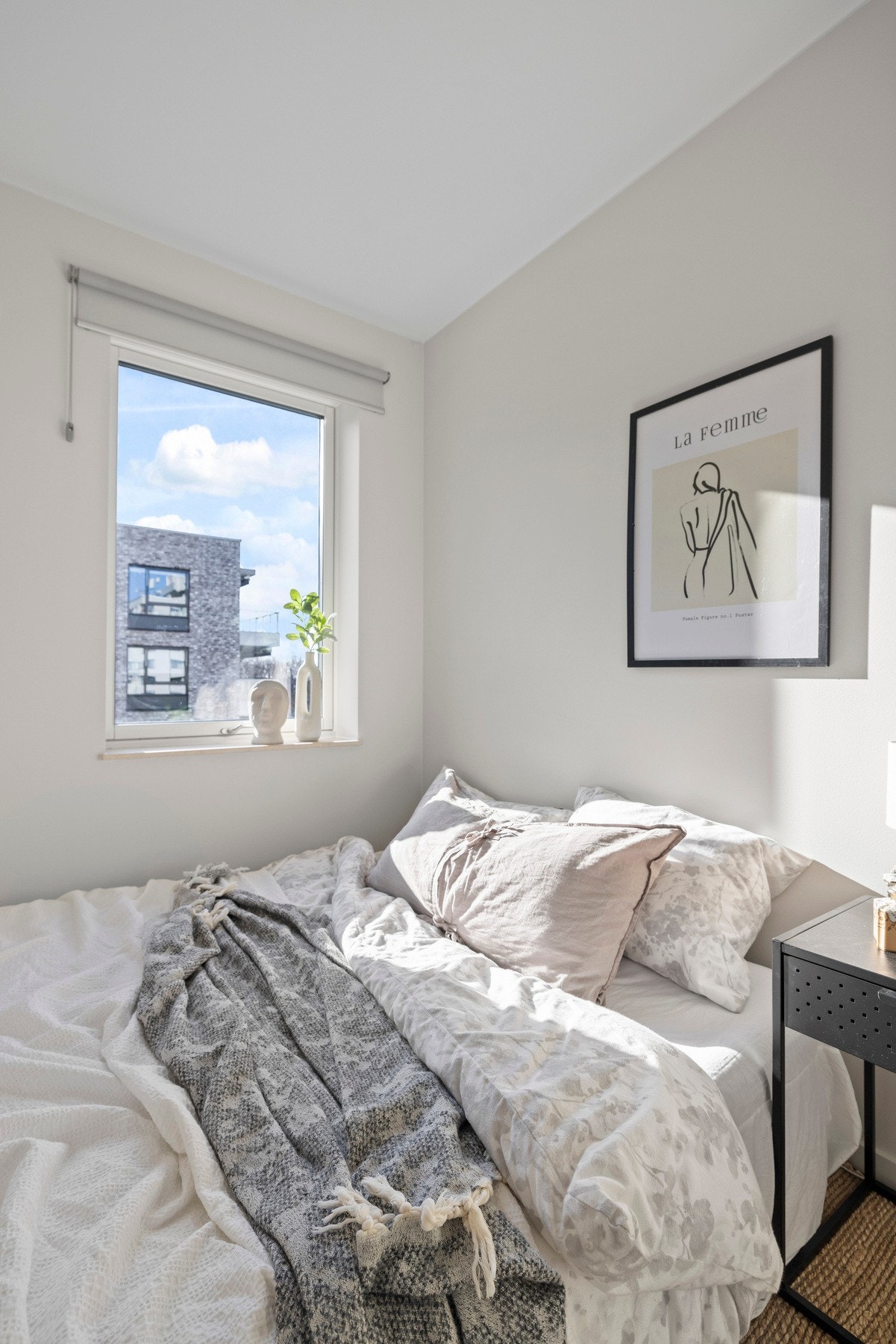 Soverom med plass til dobbeltseng, nattbord og garderobeskap. Galleribilde