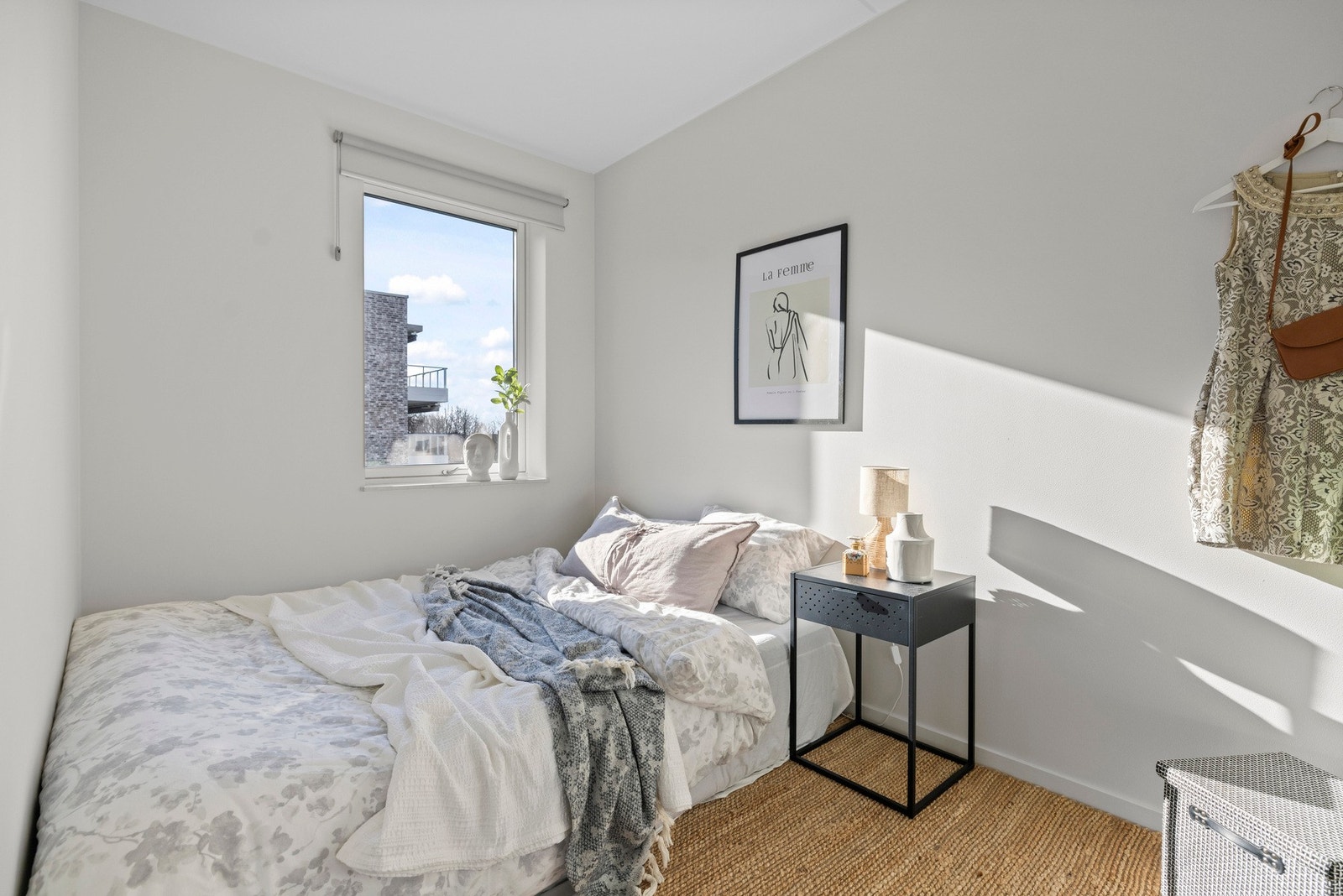 Soverom med plass til dobbeltseng, nattbord og garderobeskap. Galleribilde