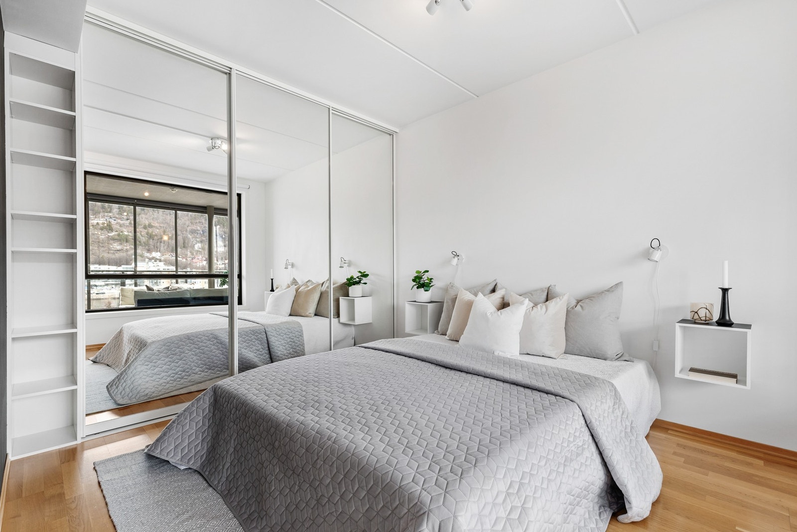 Det er fin plass til dobbeltseng og nattbord, samt god oppbevaringsplass i skyvedørsgarderobe med speilfronter Galleribilde